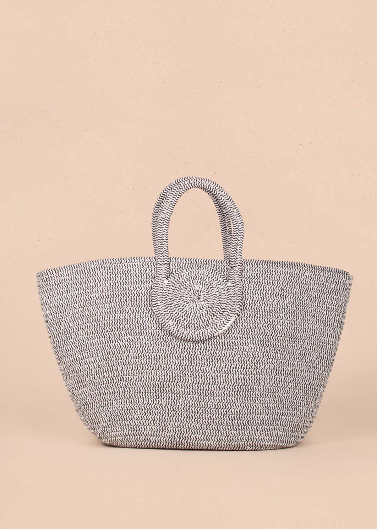 Bolso tipo canasto en color gris con penachos y pañoleta 104984