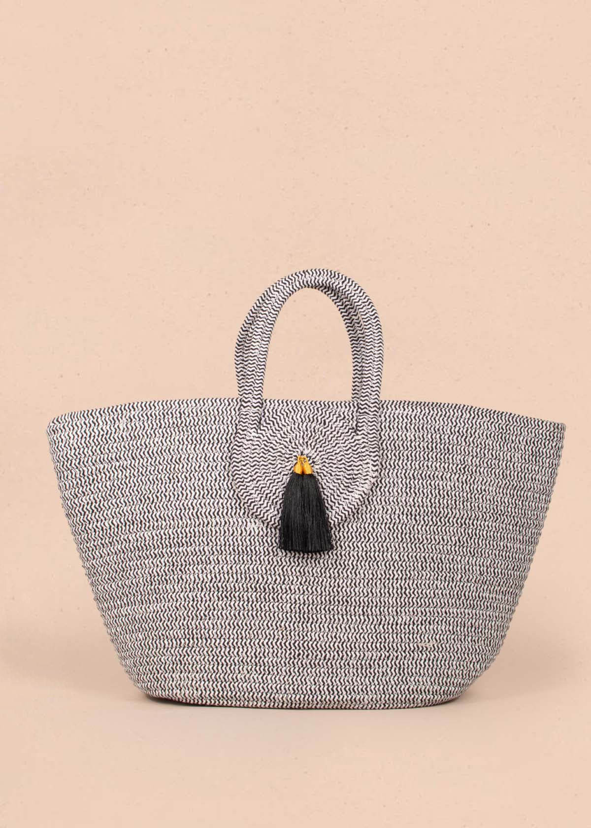 Bolso tipo canasto en color gris con penachos y pañoleta 104984