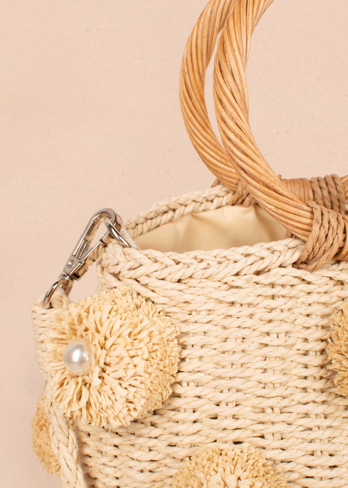 Bolso tipo canasto tejido color beige con perlas 104985