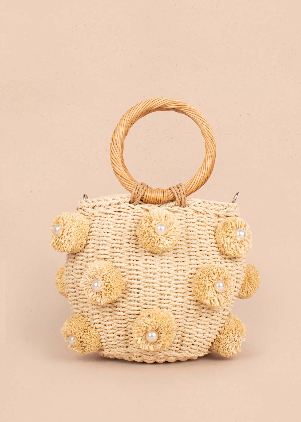 Bolso tipo canasto tejido color beige con perlas 104985