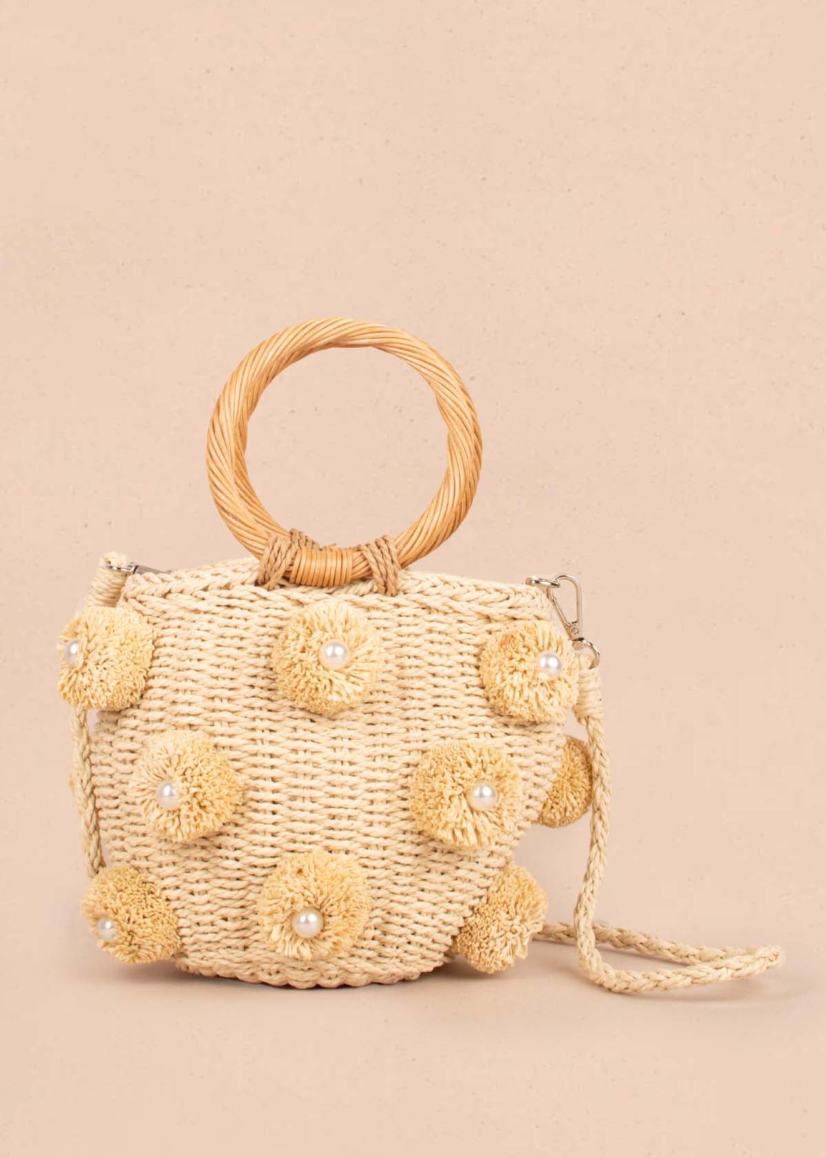 Bolso tipo canasto tejido color beige con perlas 104985