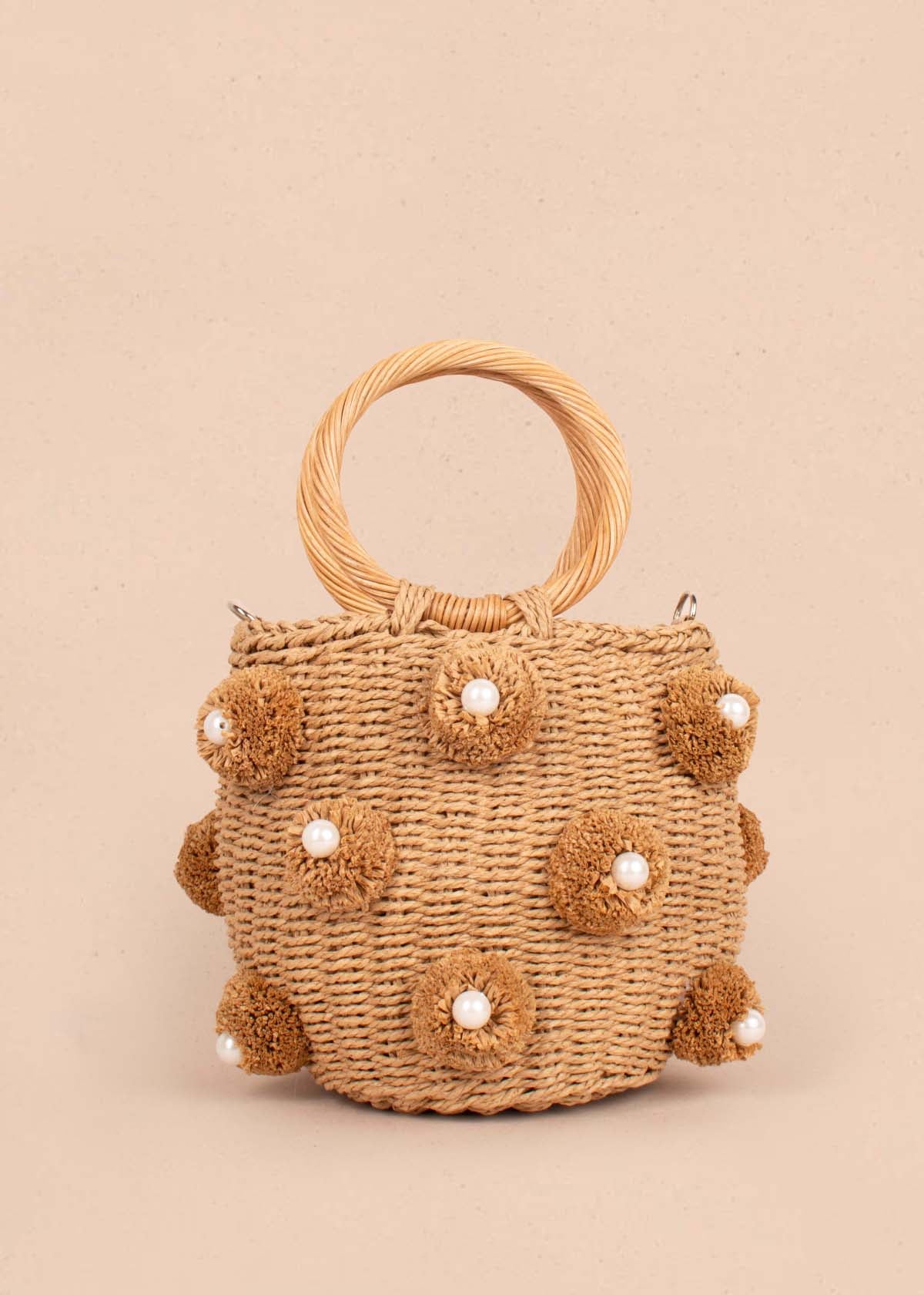 Bolso tipo canasto tejido color camel con perlas 104985