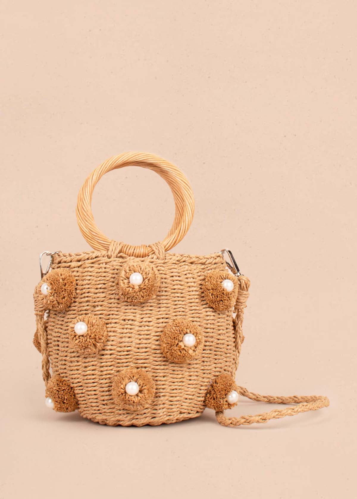 Bolso tipo canasto tejido color camel con perlas 104985