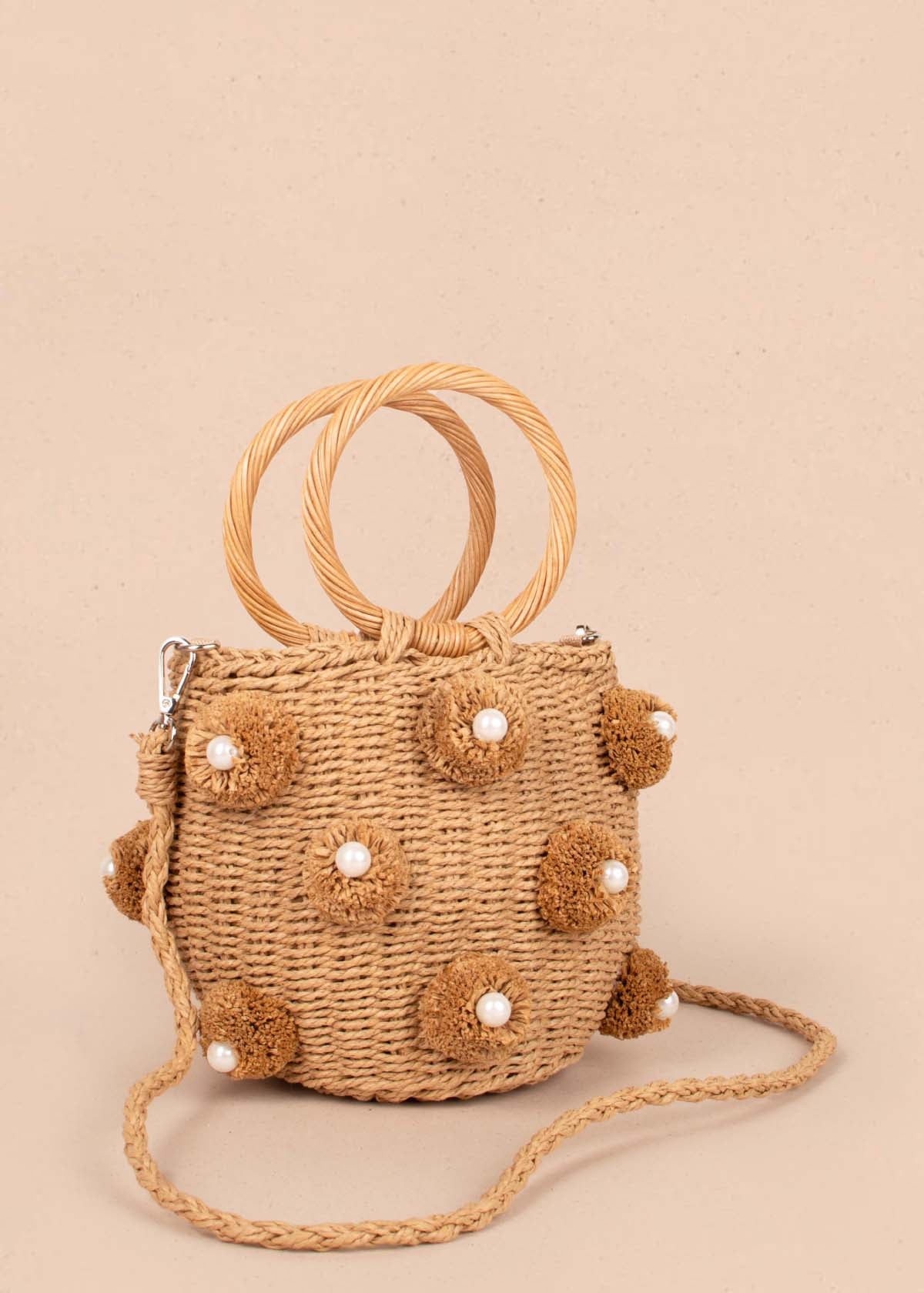 Bolso tipo canasto tejido color camel con perlas 104985