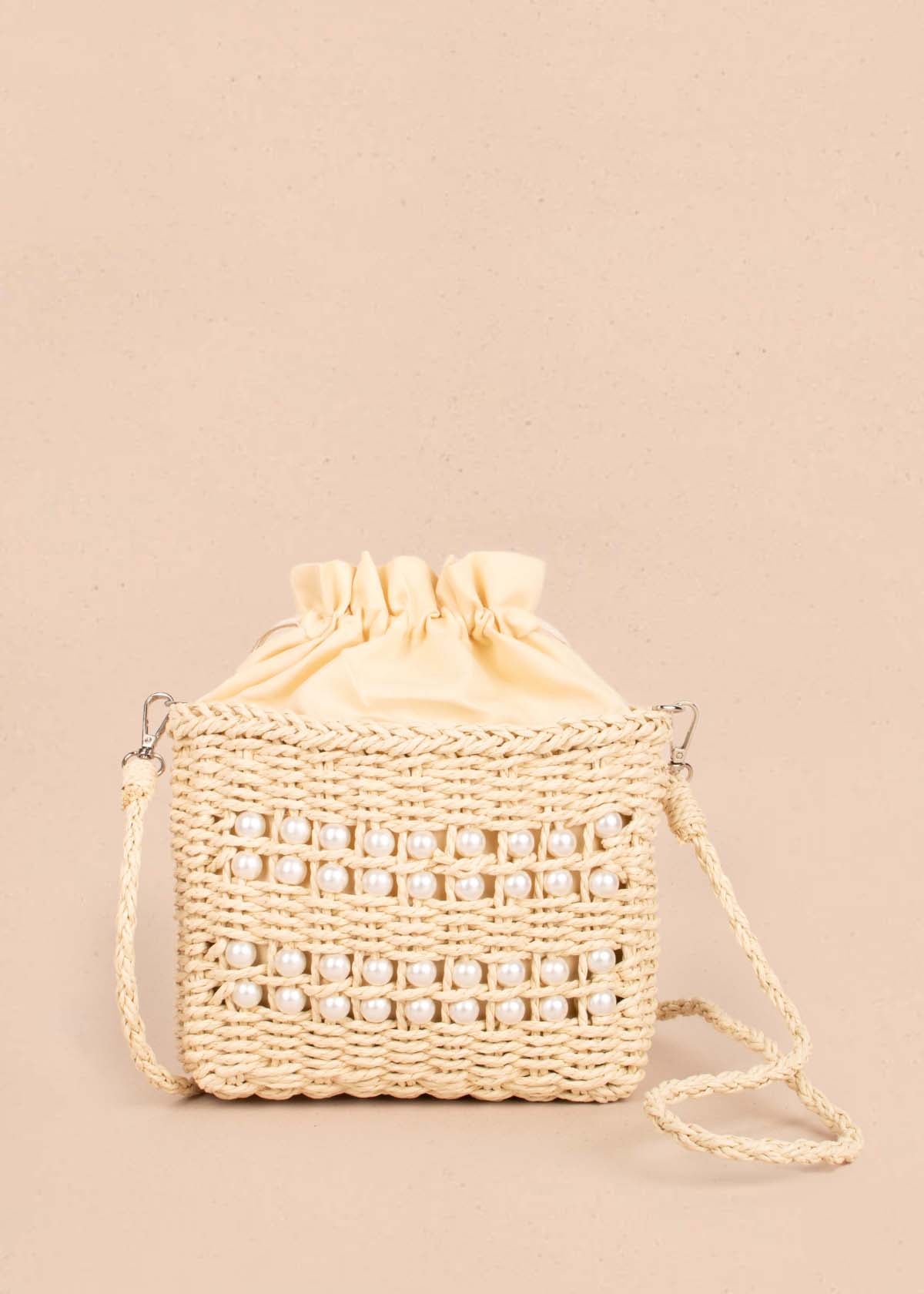 Bolso tipo canasto tejido color beige con perlas 104986