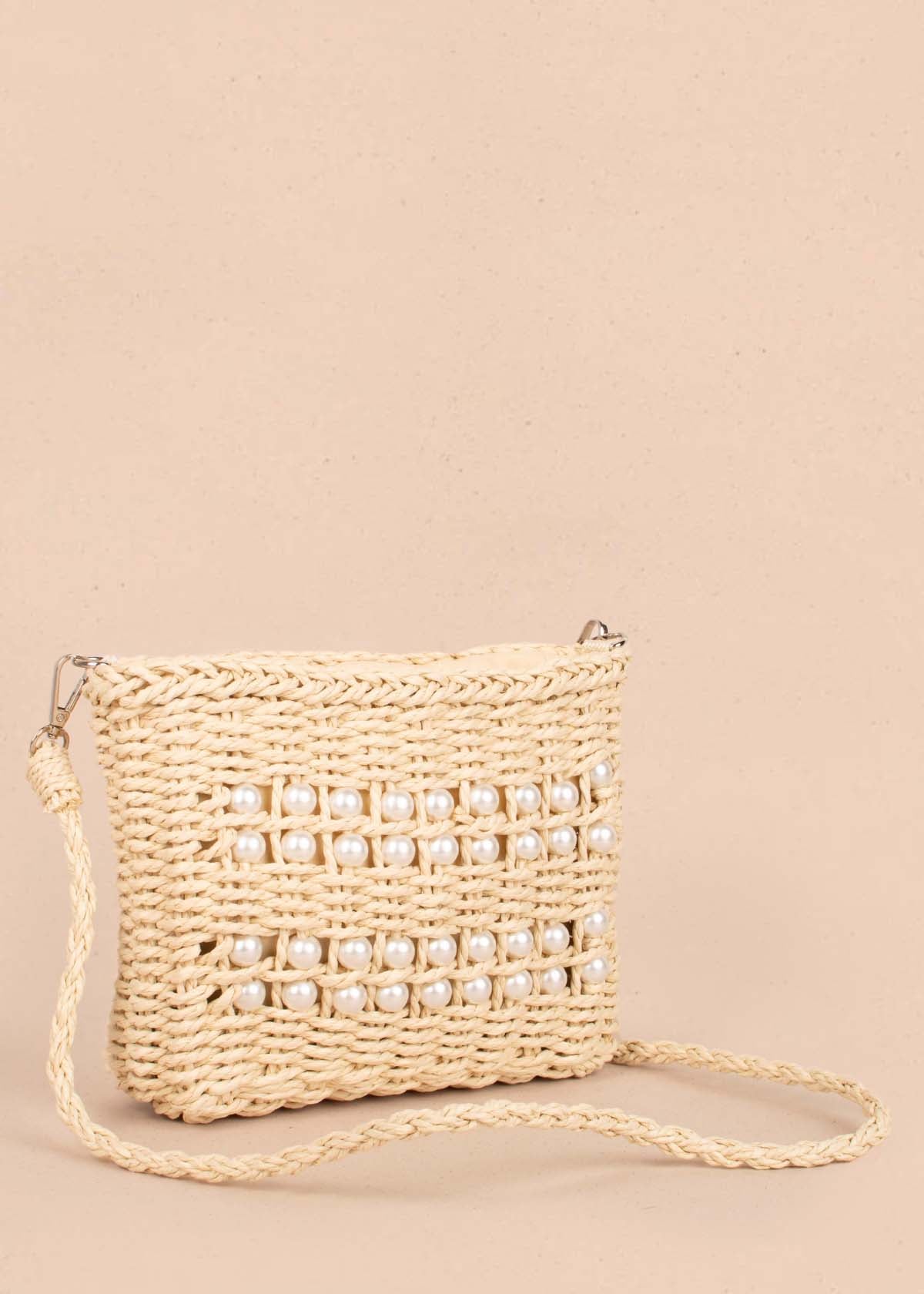 Bolso tipo canasto tejido color beige con perlas 104986