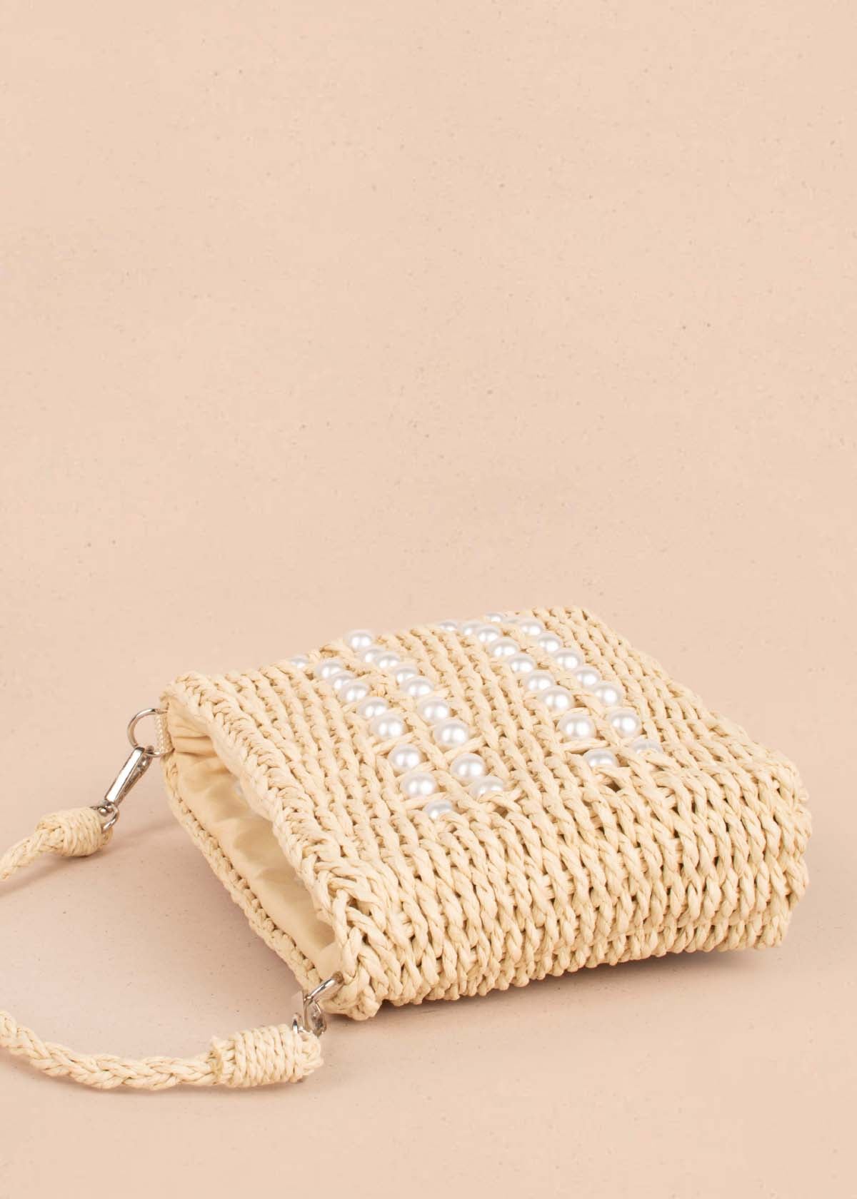 Bolso tipo canasto tejido color beige con perlas 104986