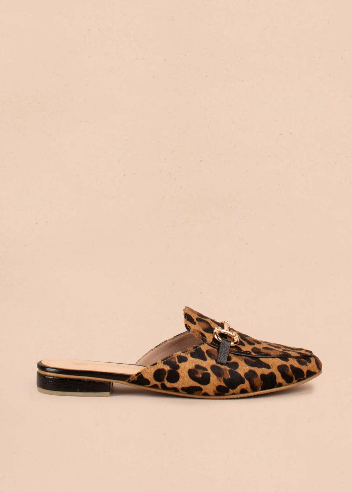 Zuecos en cuero color animal print con herraje dorado 104989