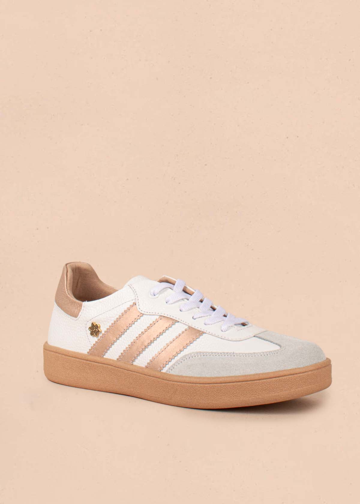 Tenis casuales en cuero color blanco con detalles dorados 104996