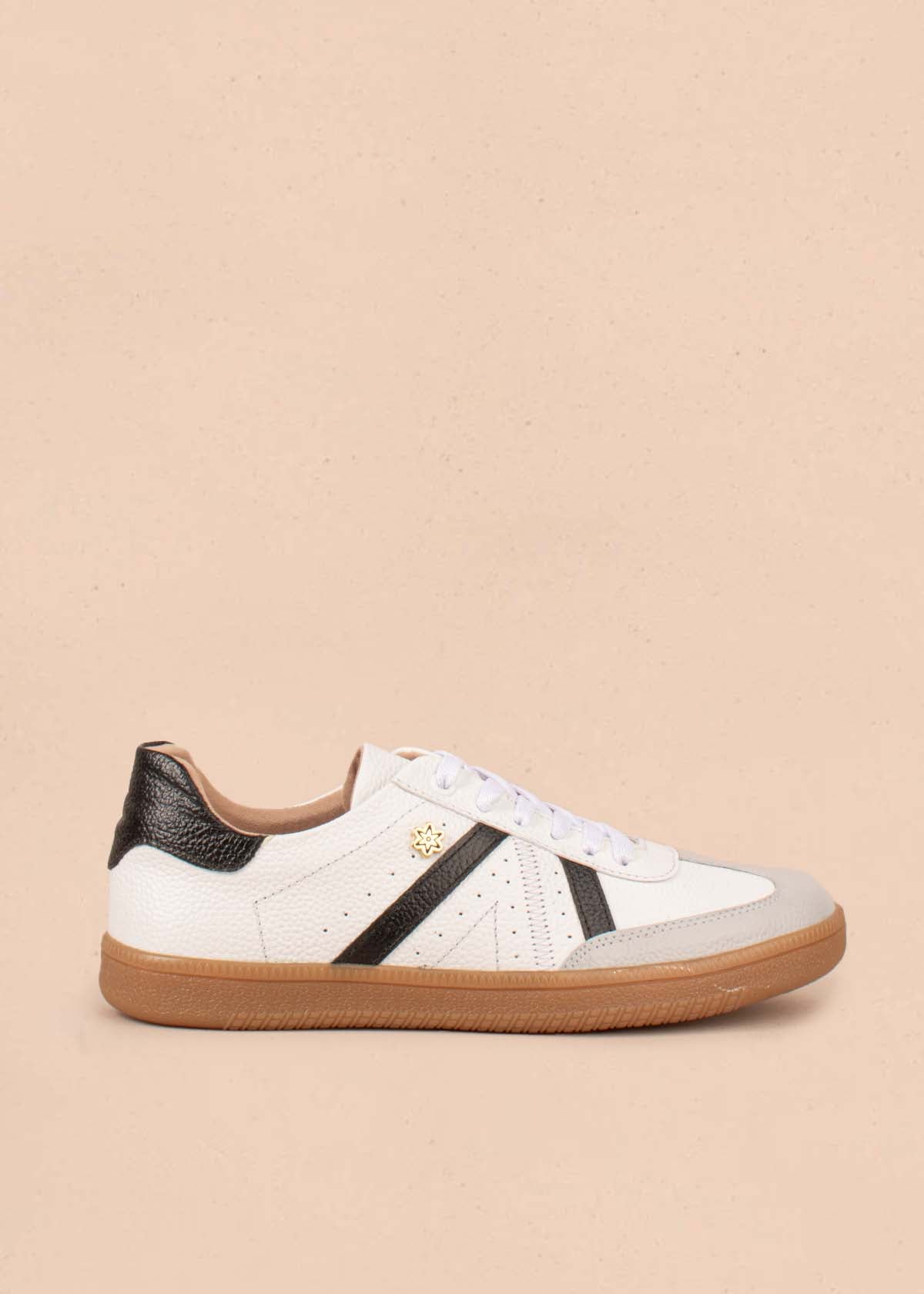 Tenis casuales en cuero color blanco detalles negros 104999