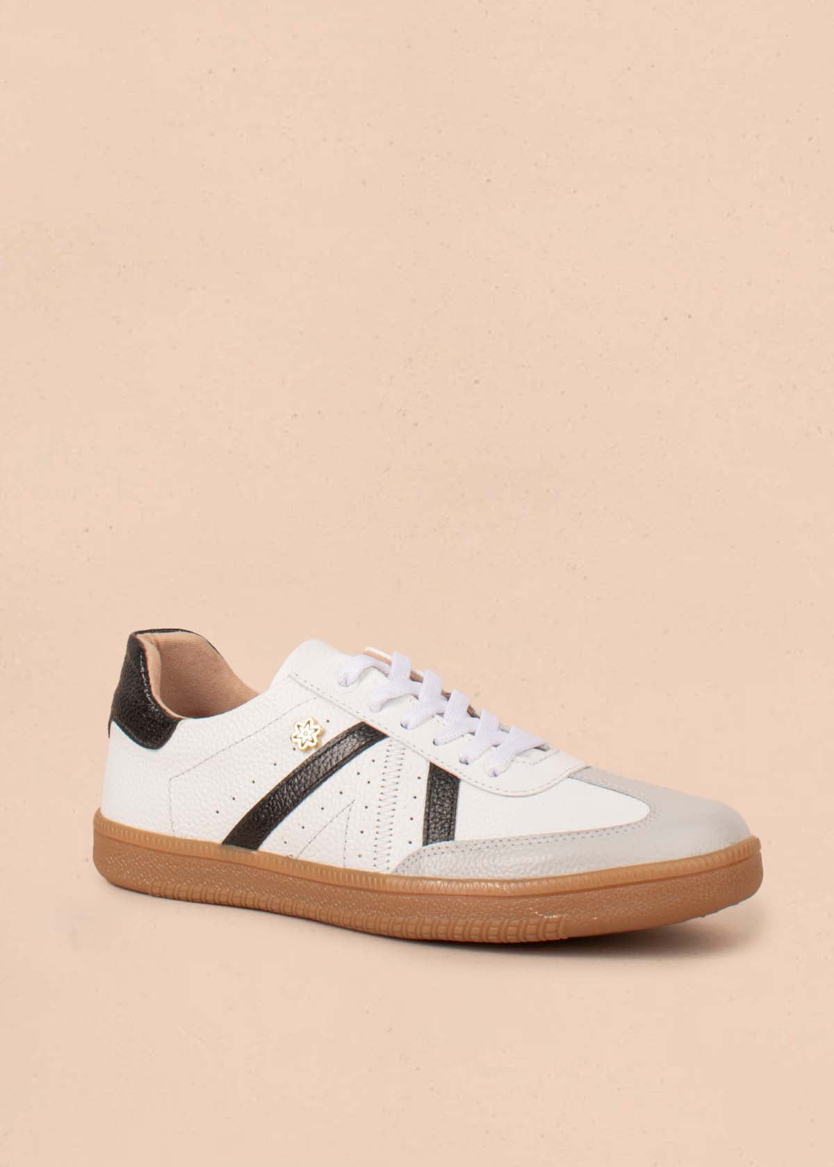 Tenis casuales en cuero color blanco detalles negros 104999