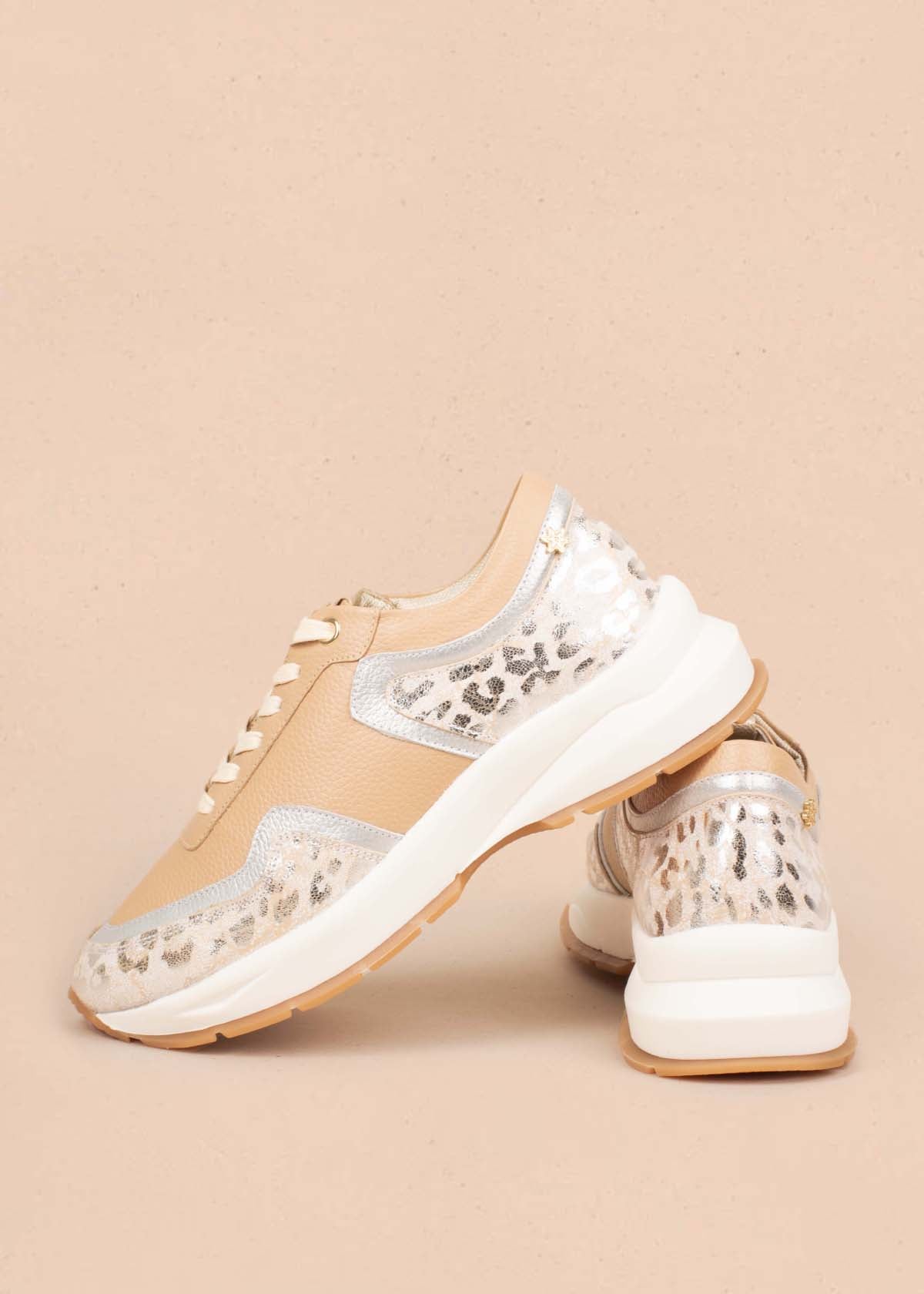 Tenis casuales en cuero color camel con folia animal print 105012