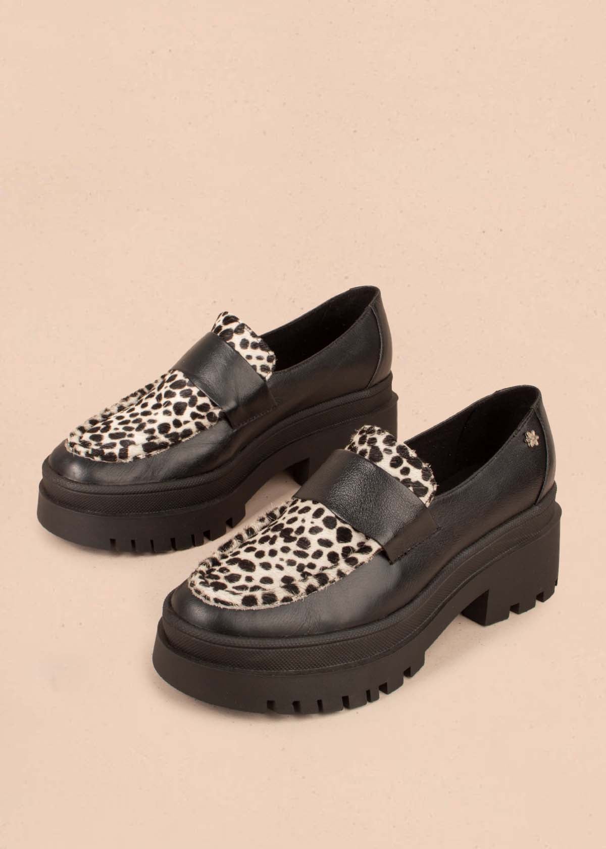 Mocasines en cuero color negro y cuero con pelo animal print 105022