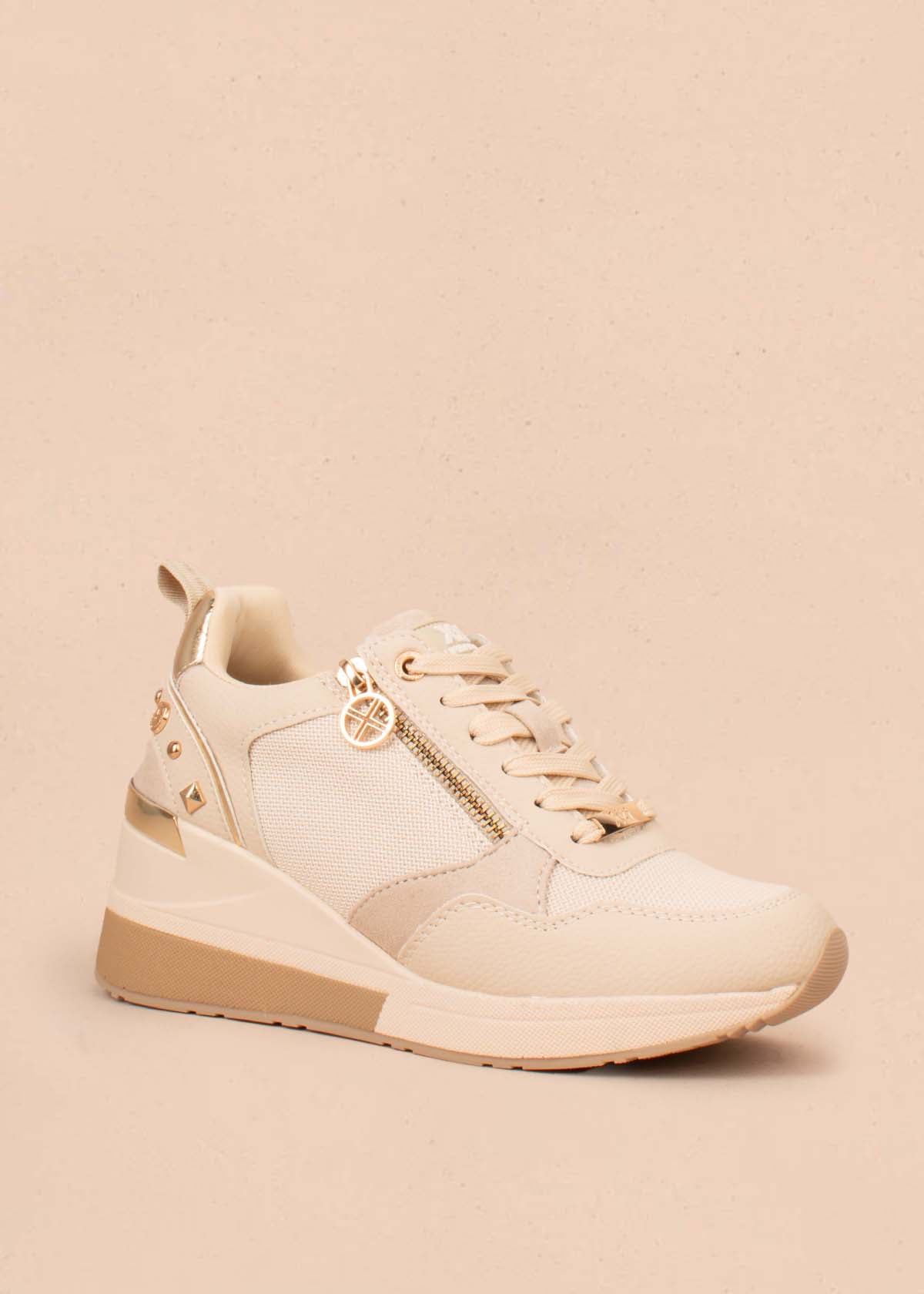 Tenis casuales color beige con cierre lateral 105033