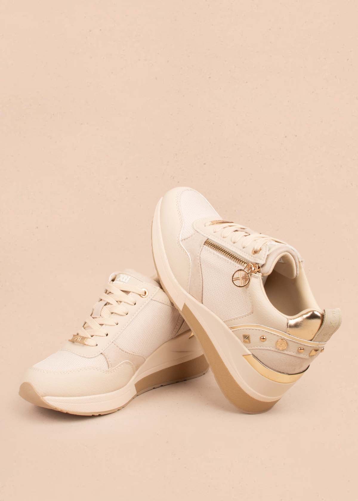 Tenis casuales color beige con cierre lateral 105033