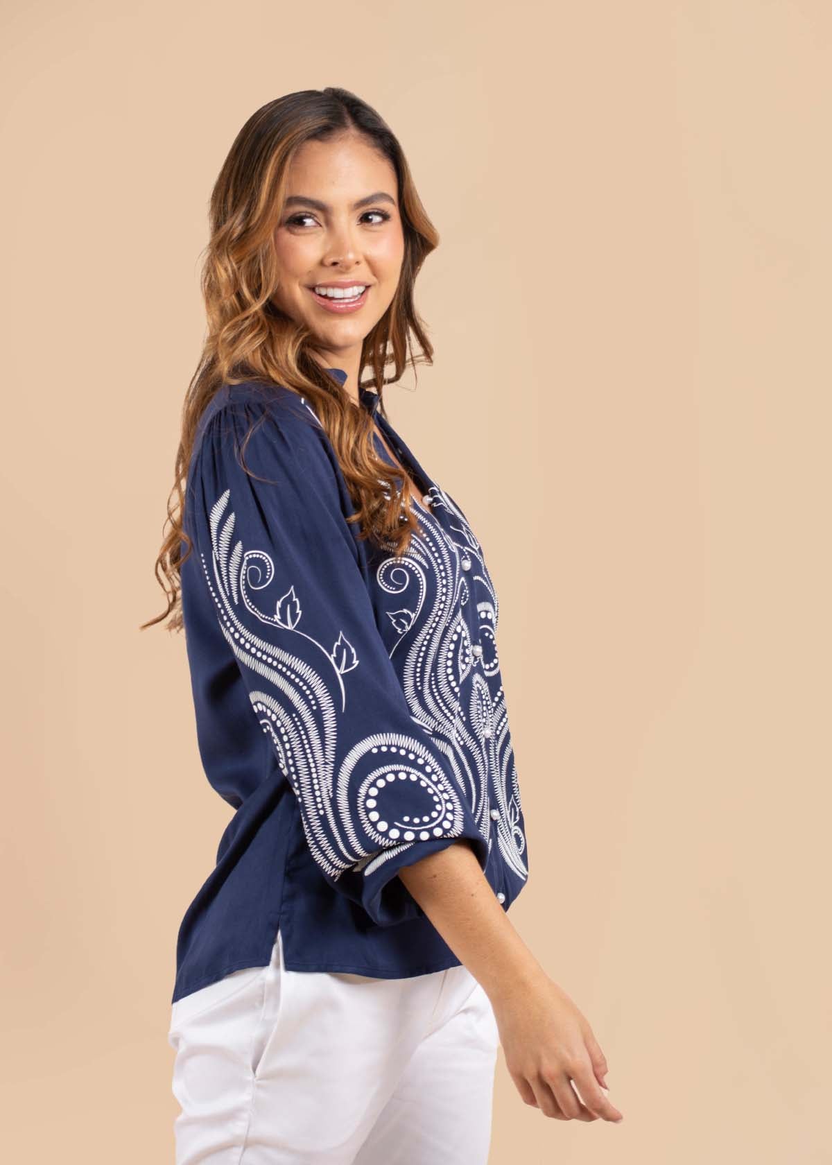 Blusa color azul con bordado 105070