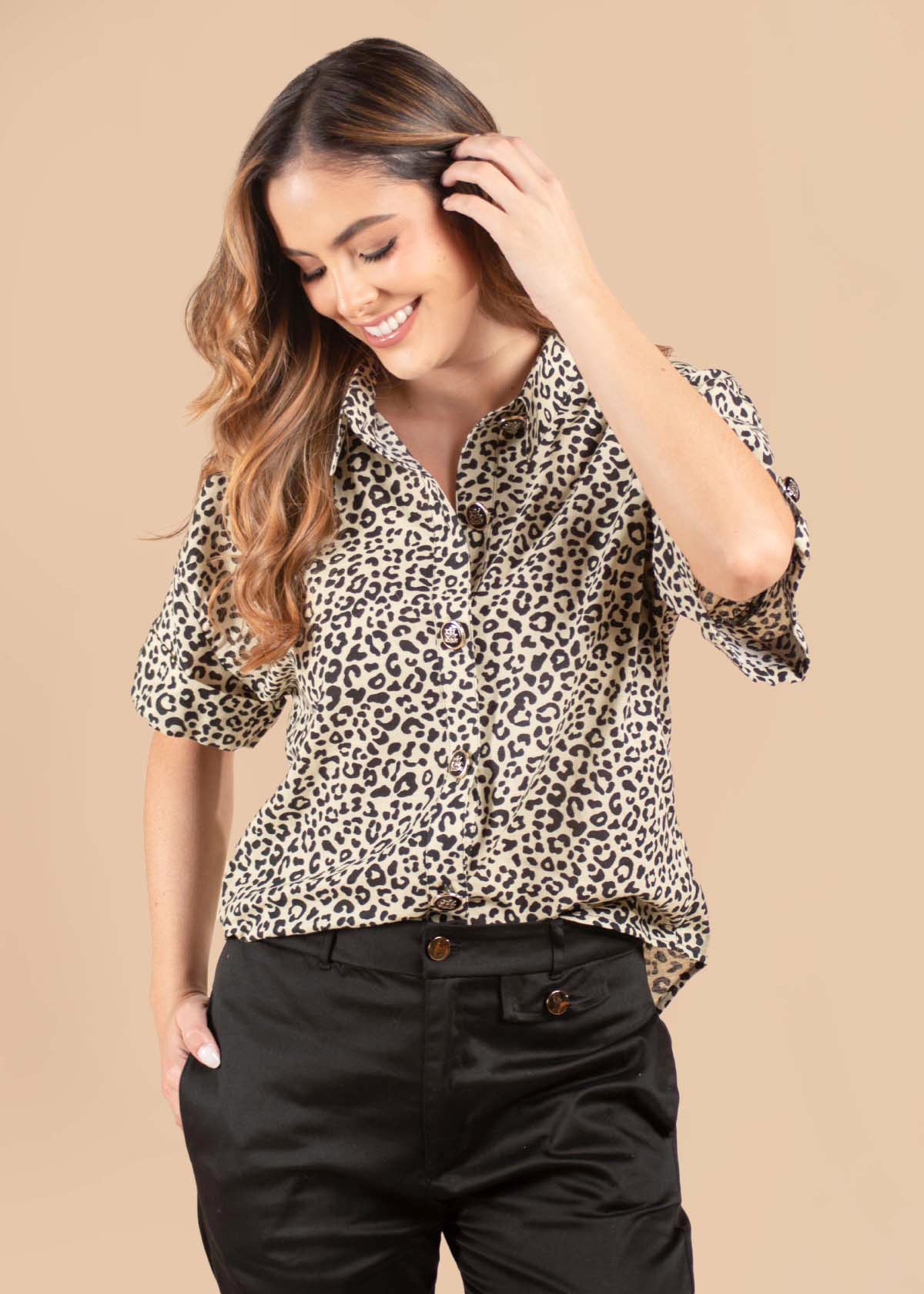 Blusa color beige con estampado animal print 105075