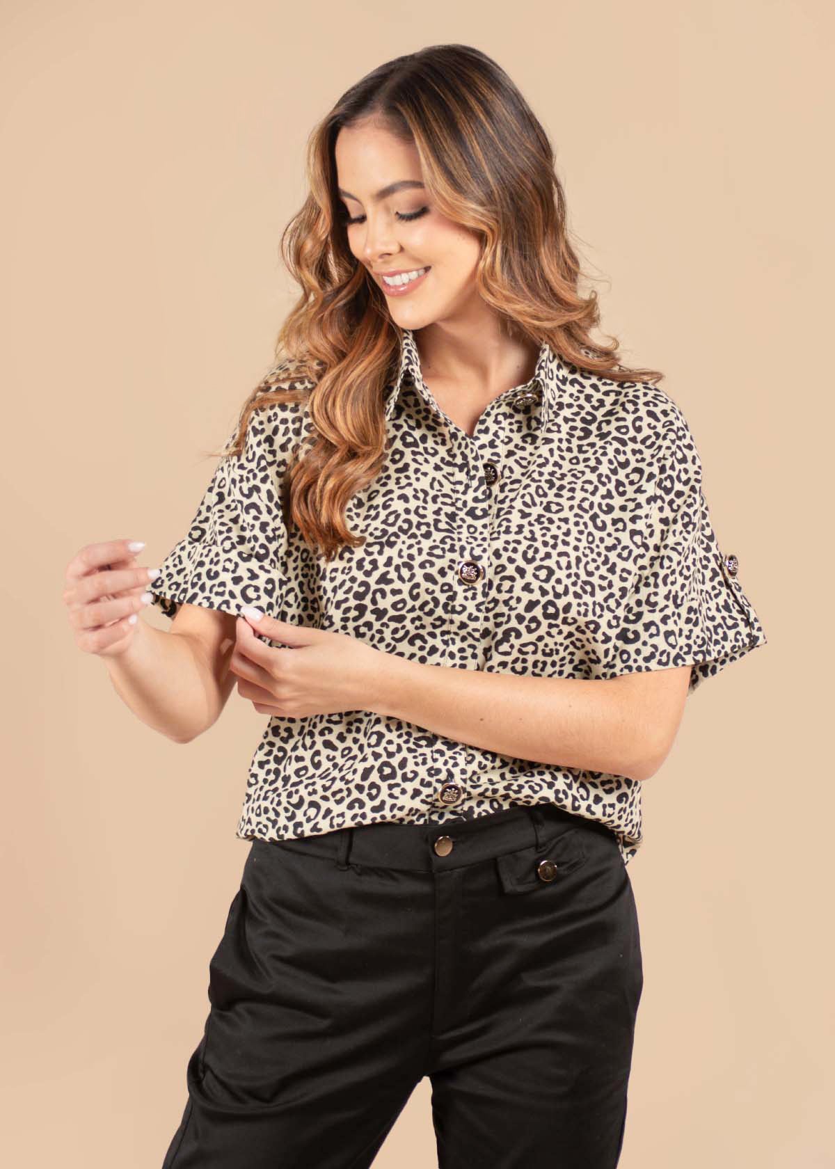 Blusa color beige con estampado animal print 105075