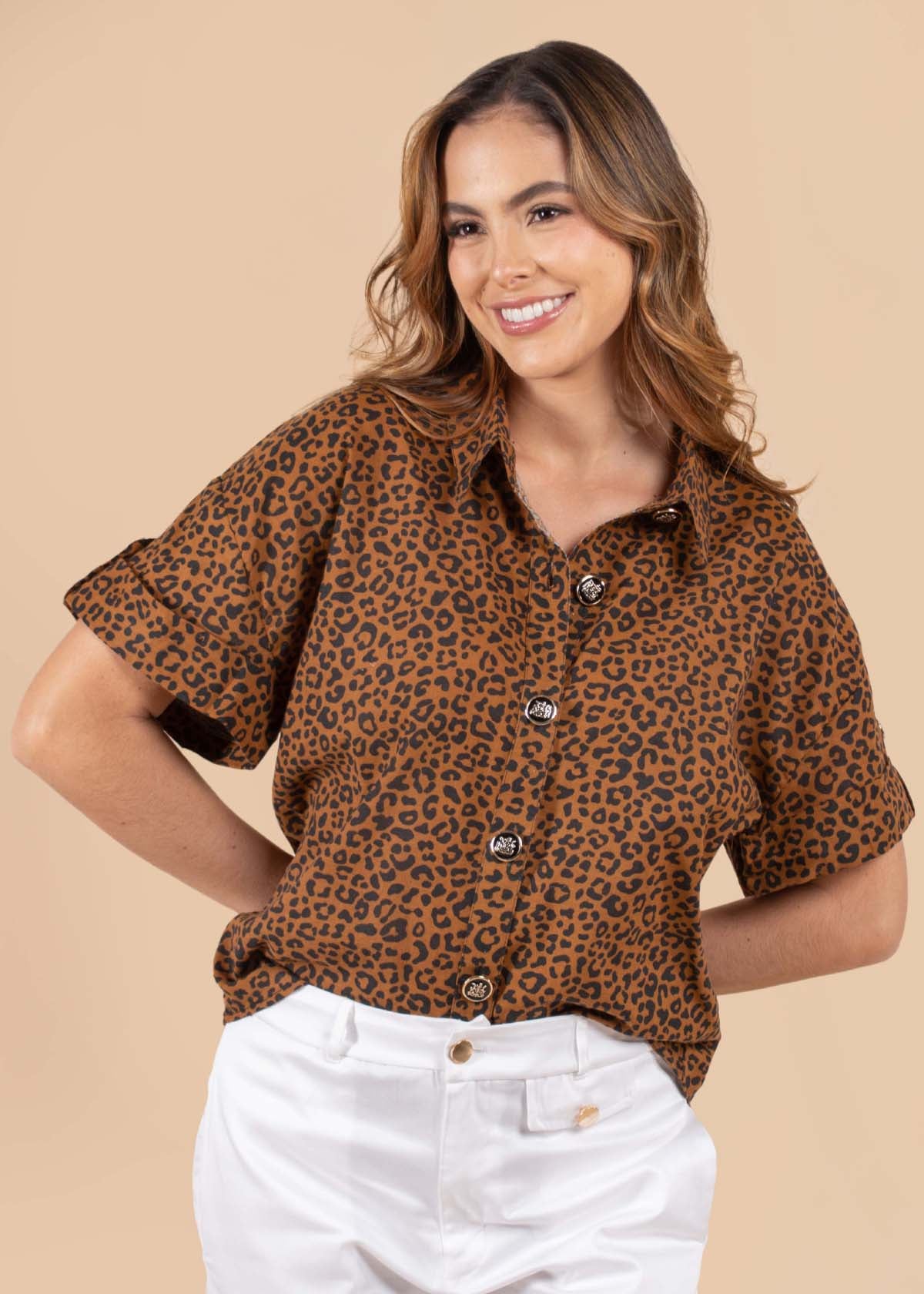 Blusa color miel con estampado animal print 105075