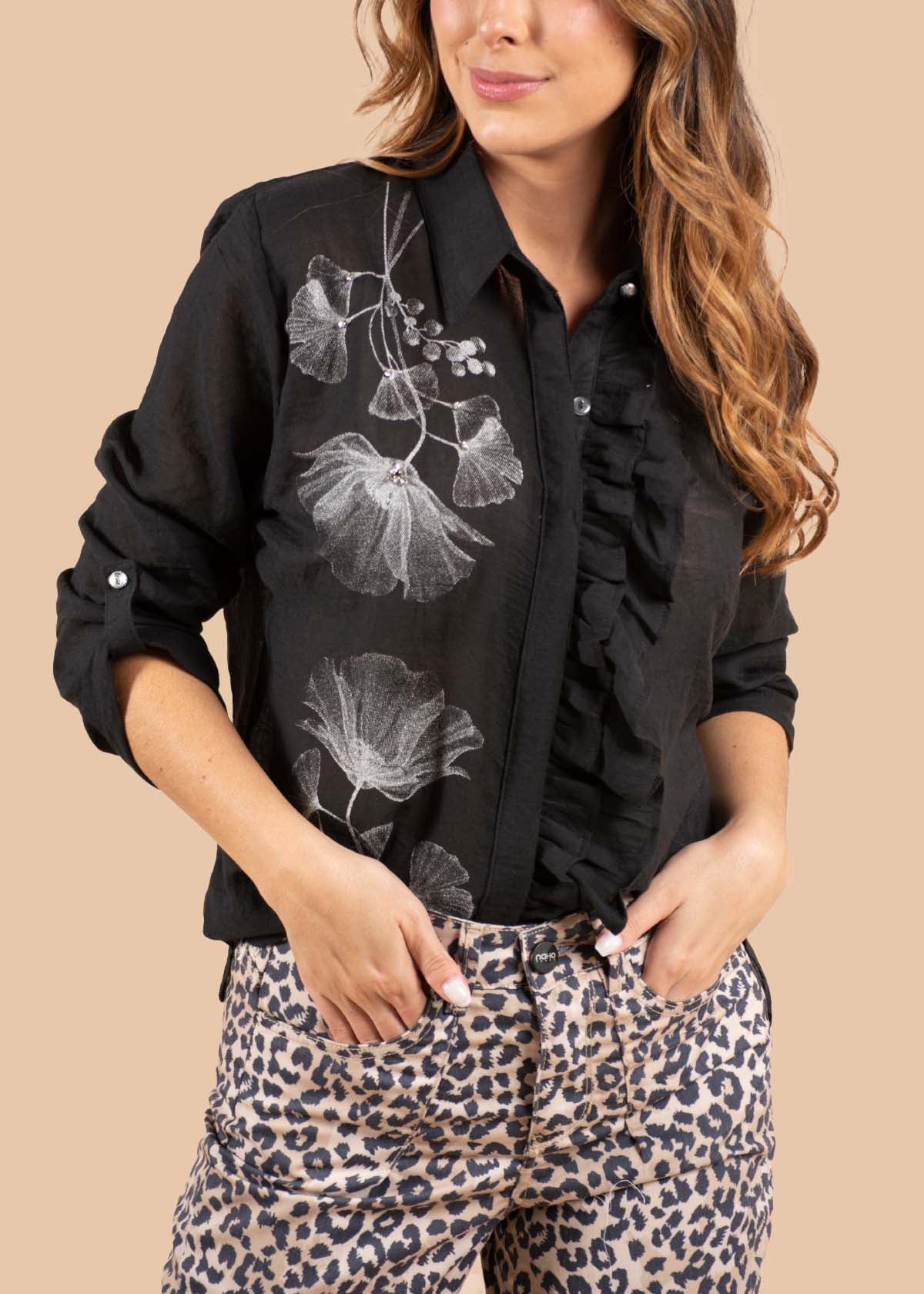 Blusa color negro con boleros y estampado de flores 105076