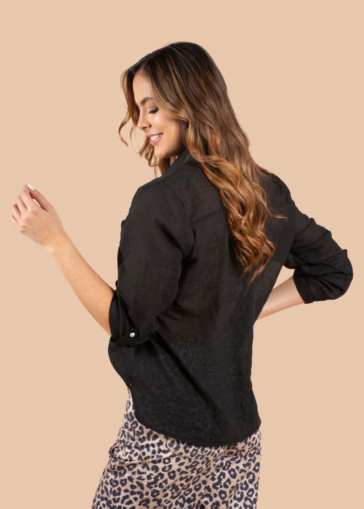 Blusa color negro con boleros y estampado de flores 105076