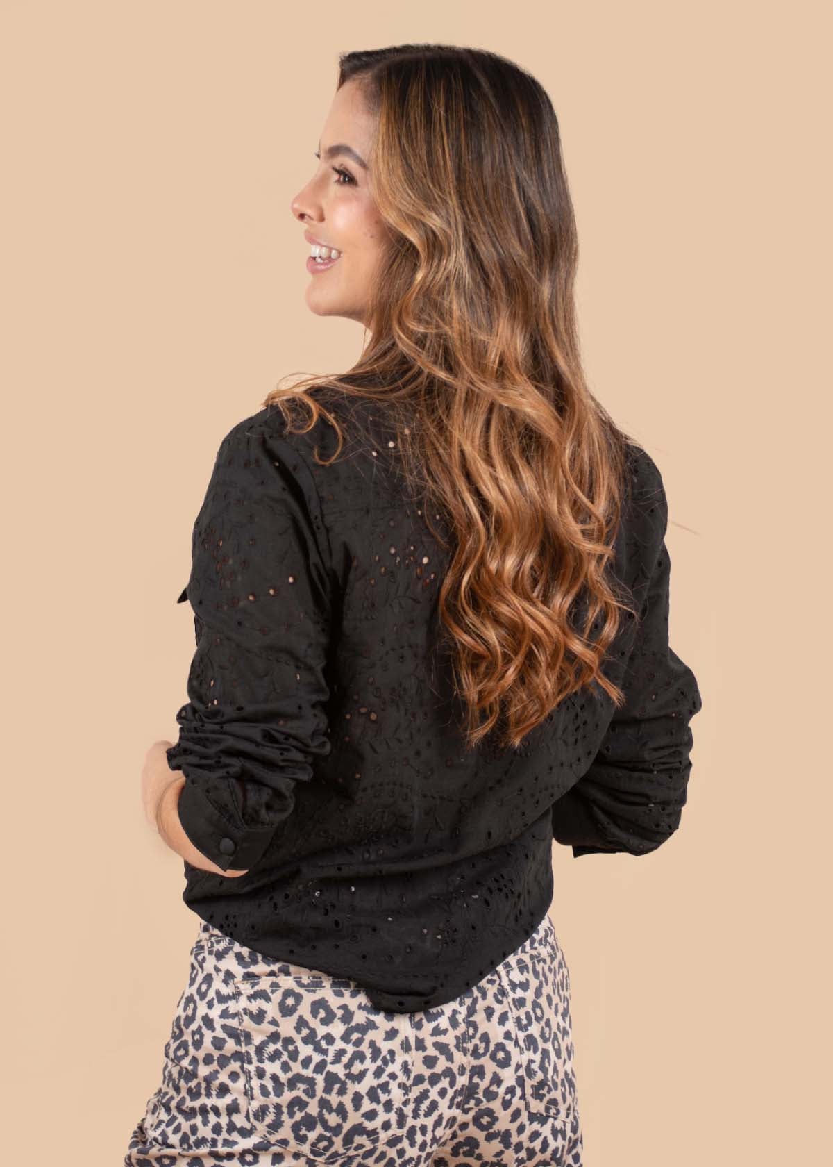 Blusa de ojalillo color negro 105077