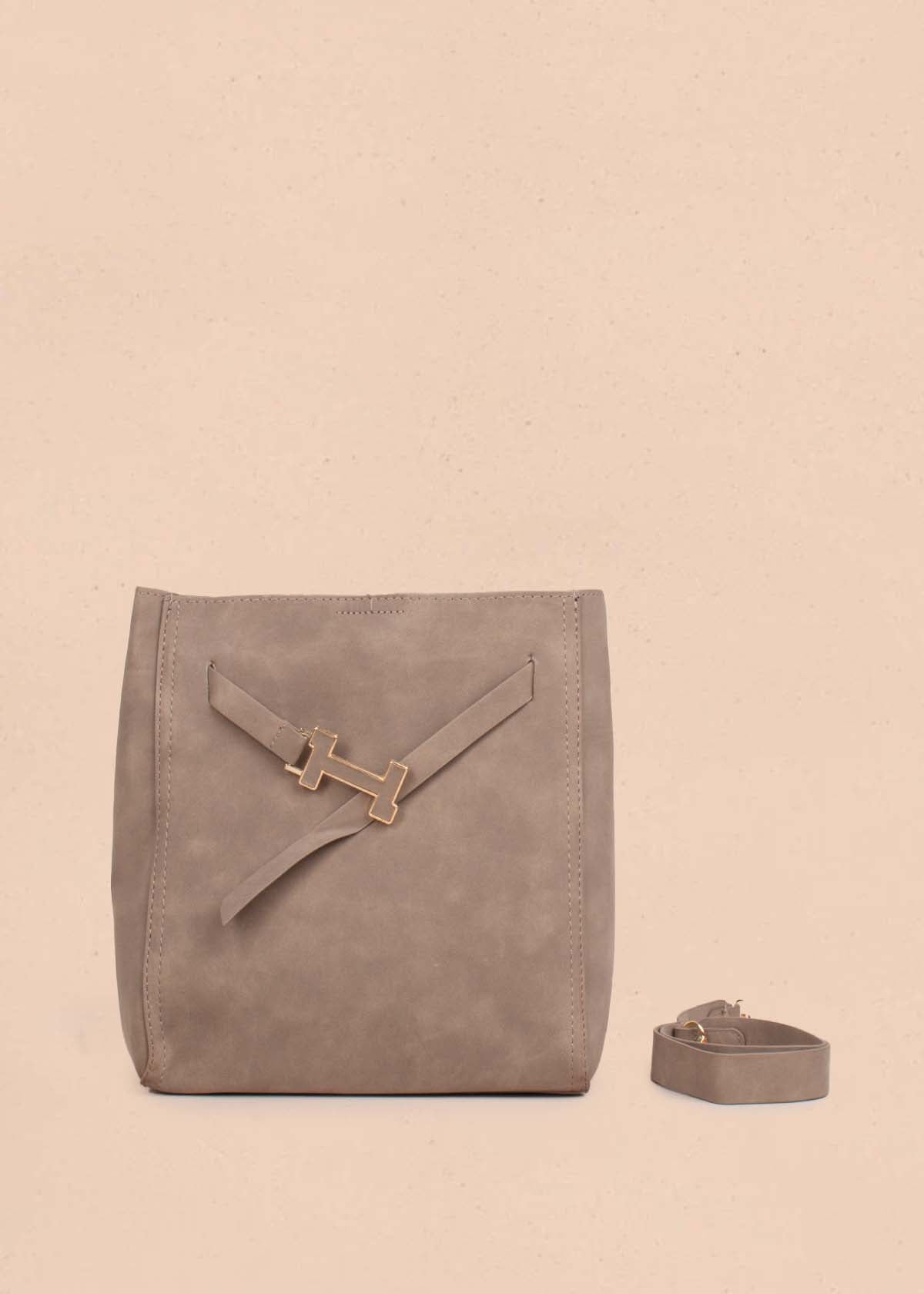 Bolso tipo bandolera color taupe 105132