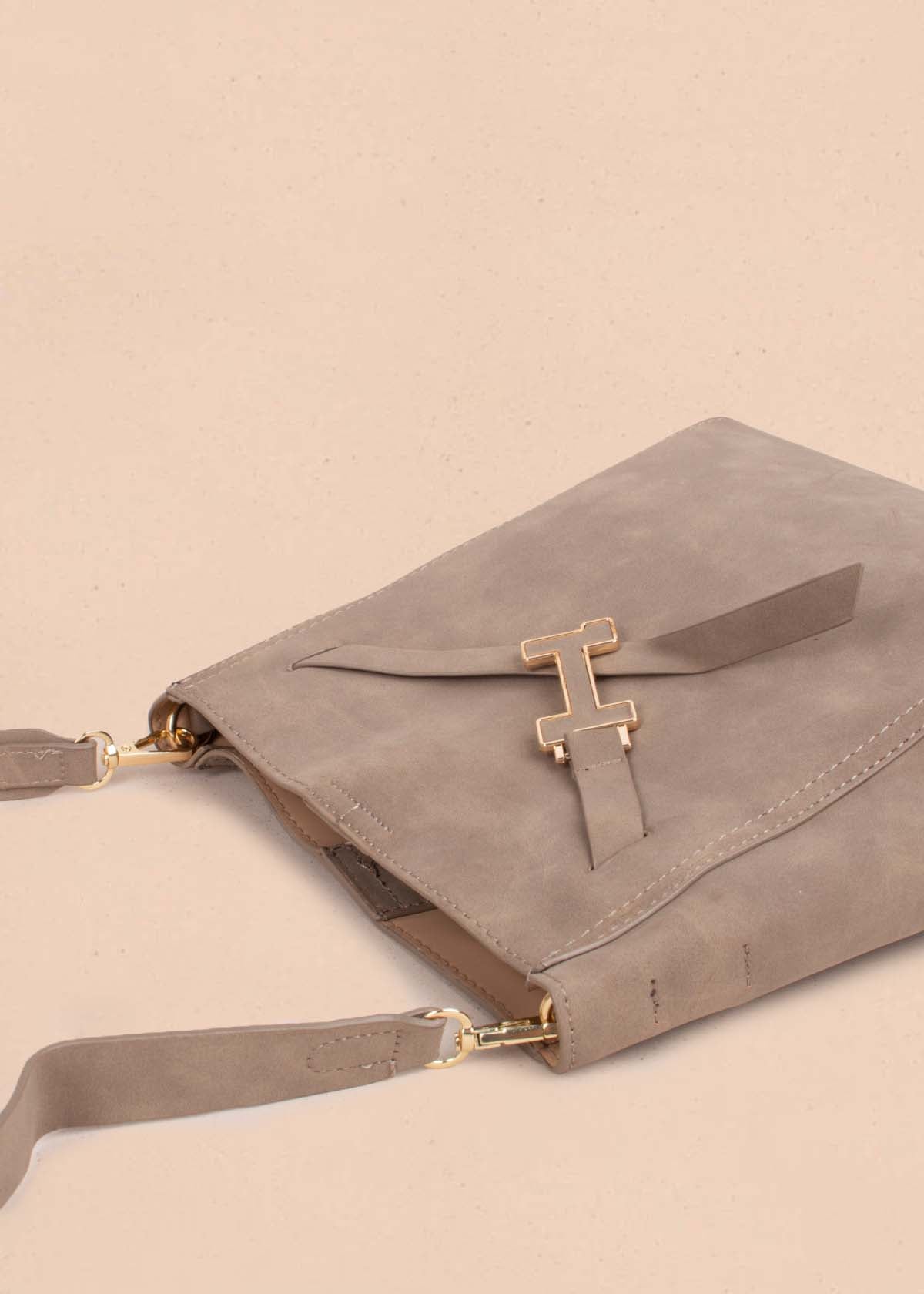 Bolso tipo bandolera color taupe 105132