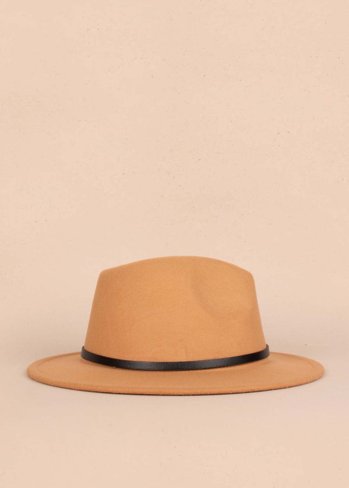 Sombrero color camel con aplique circular 105155