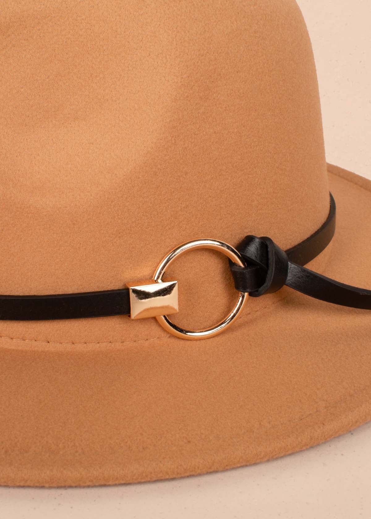 Sombrero color camel con aplique circular 105155