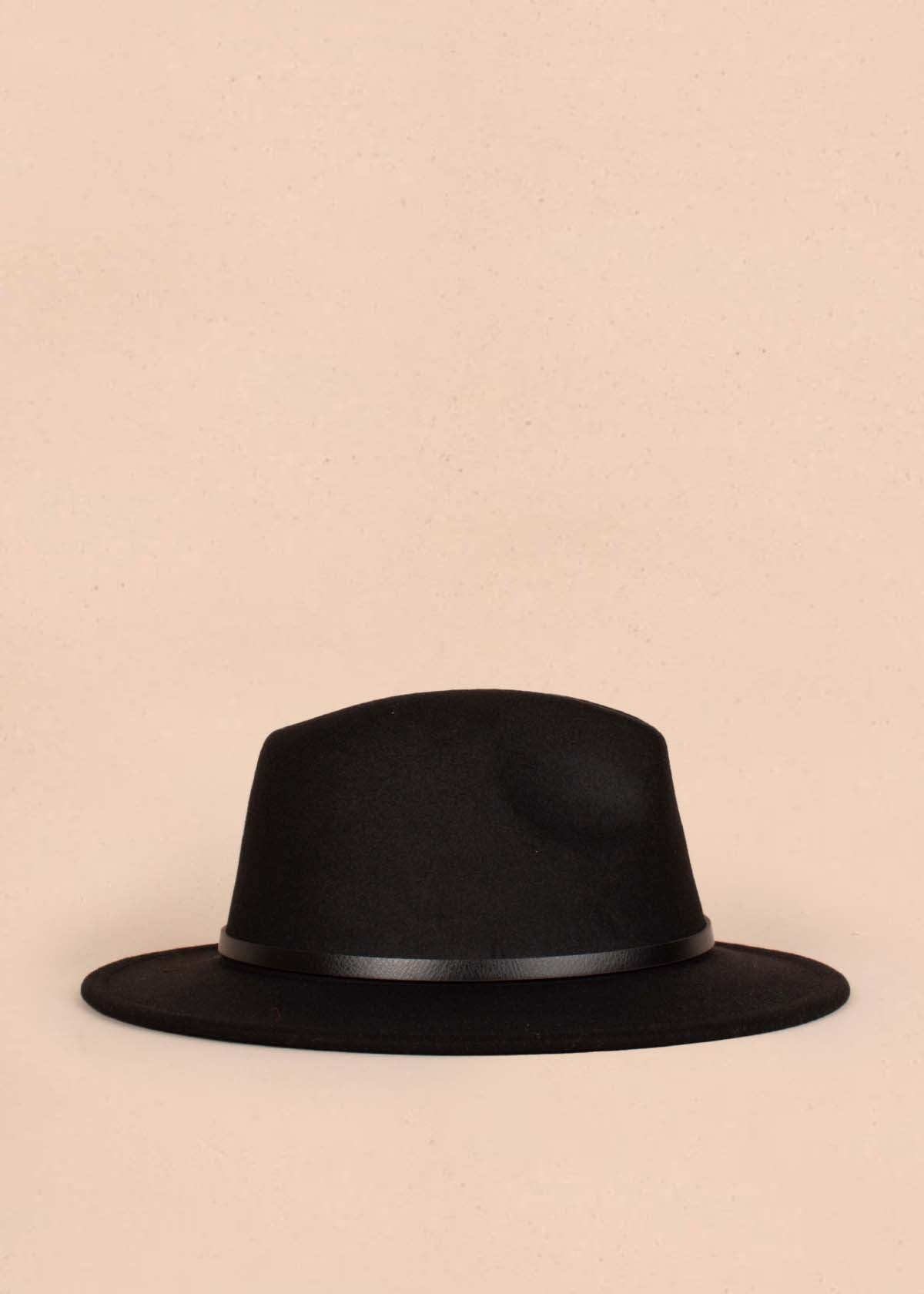 Sombrero color negro con aplique circular 105155