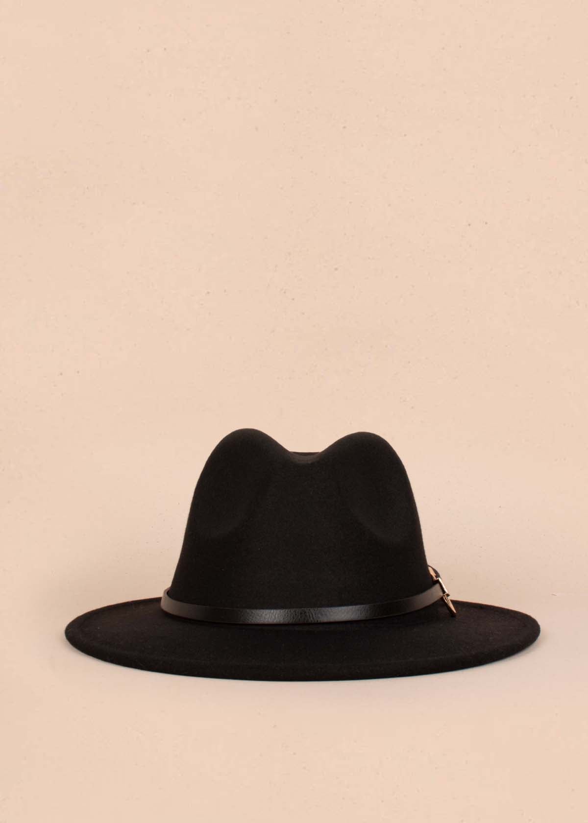 Sombrero color negro con aplique circular 105155