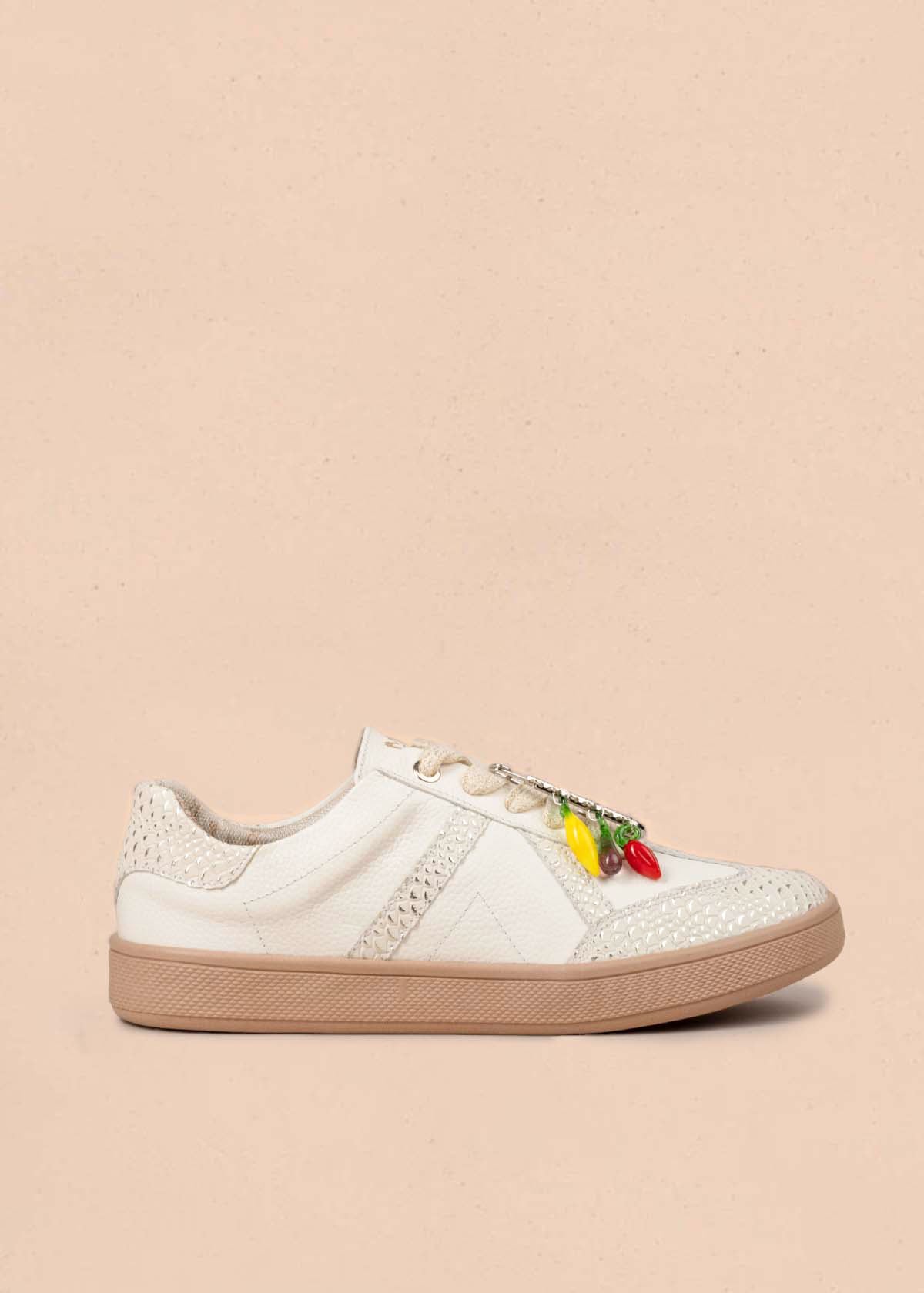 Tenis casuales en cuero color blanco con charms de verduras 105161