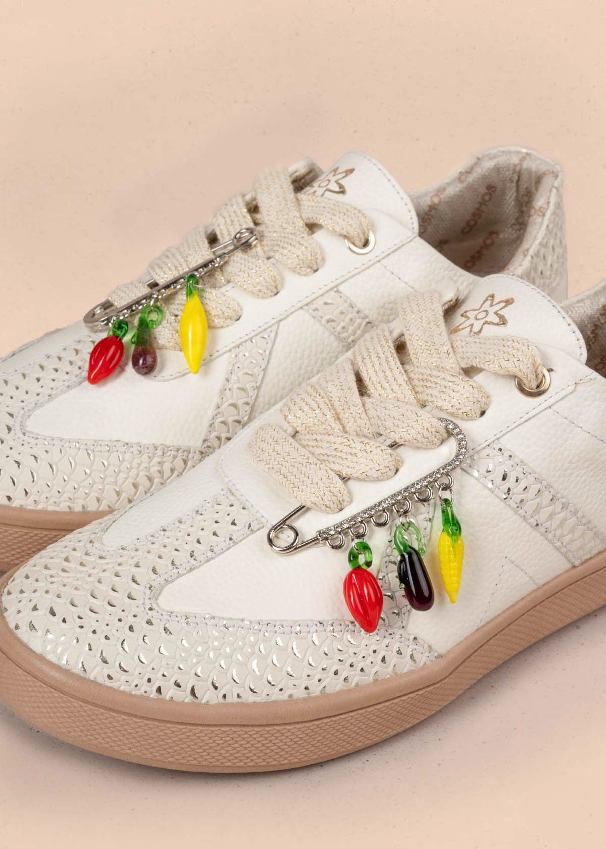 Tenis casuales en cuero color blanco con charms de verduras 105161