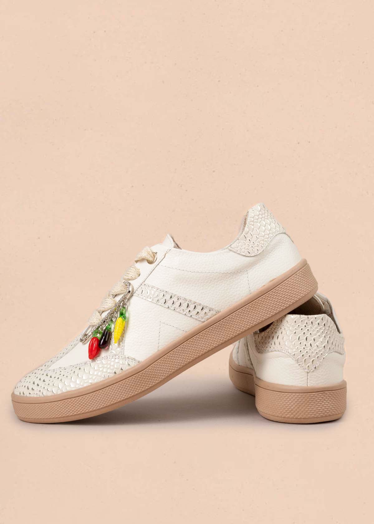 Tenis casuales en cuero color blanco con charms de verduras 105161