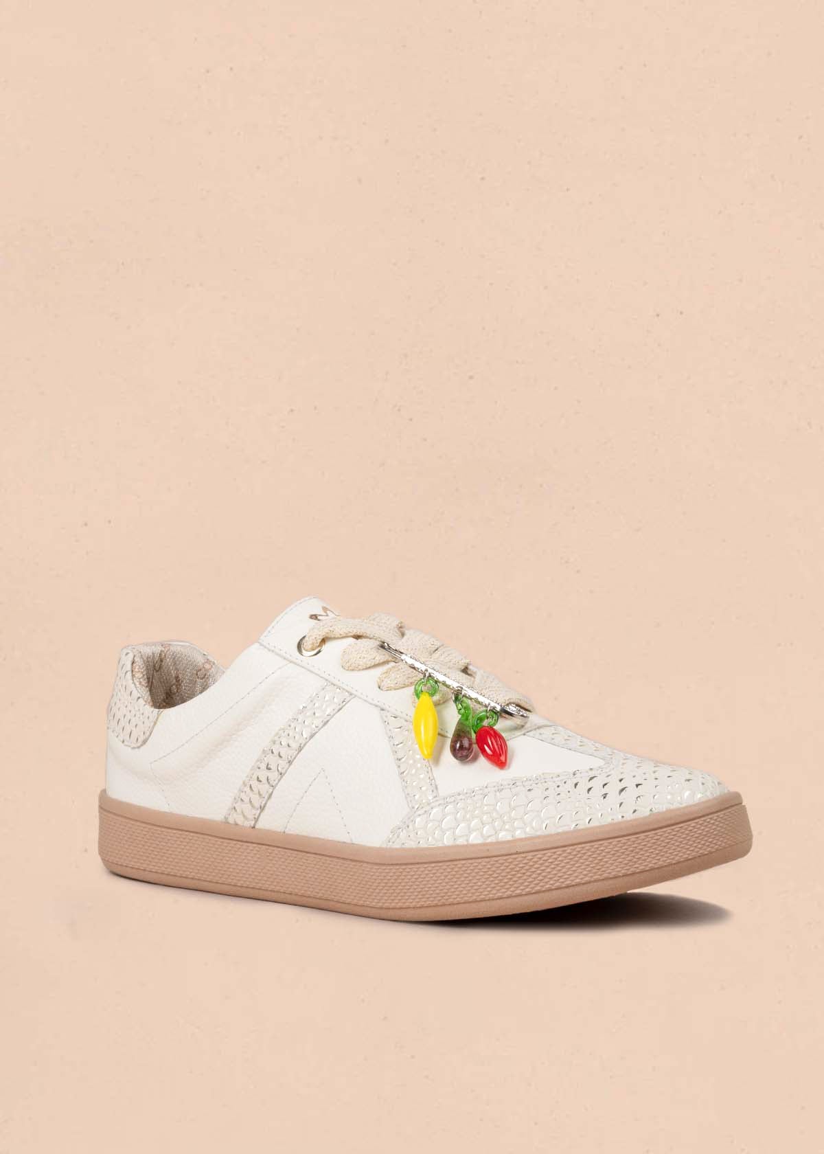 Tenis casuales en cuero color blanco con charms de verduras 105161