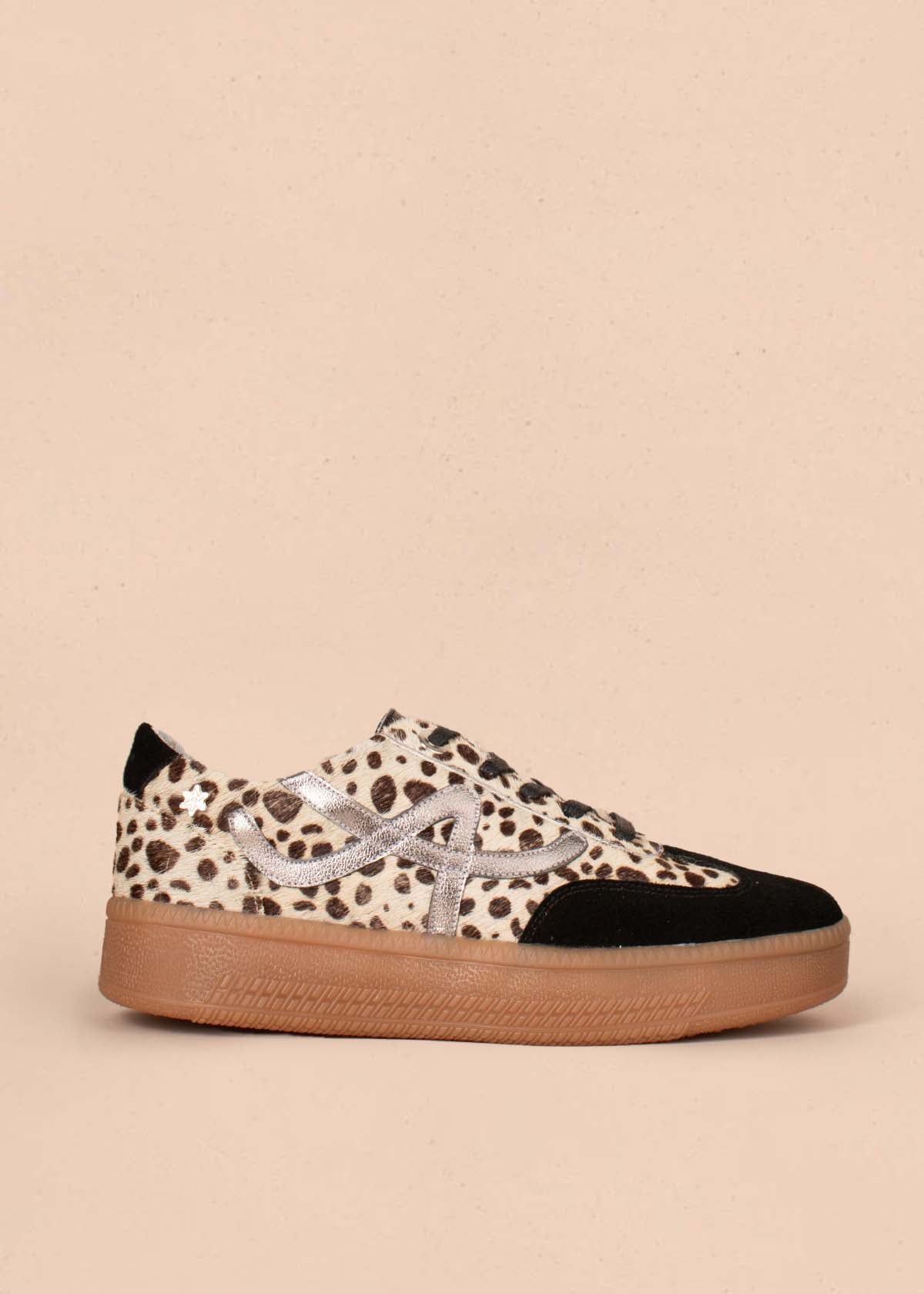 Tenis casuales en cuero color negro y cuero con pelo animal print 105165