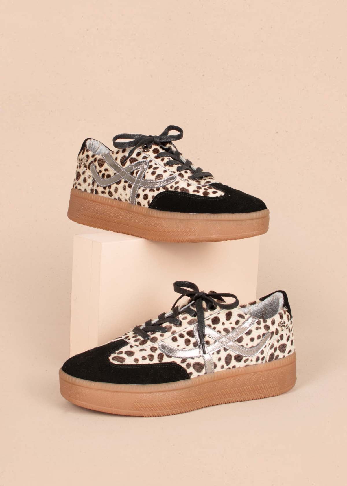 Tenis casuales en cuero color negro y cuero con pelo animal print 105165