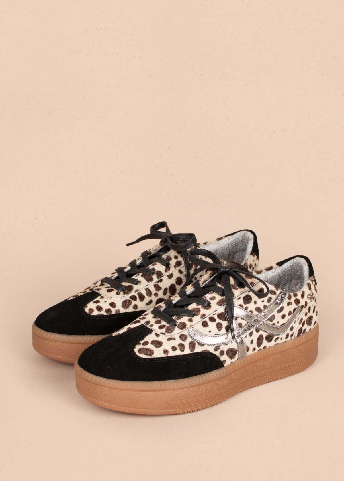 Tenis casuales en cuero color negro y cuero con pelo animal print 105165