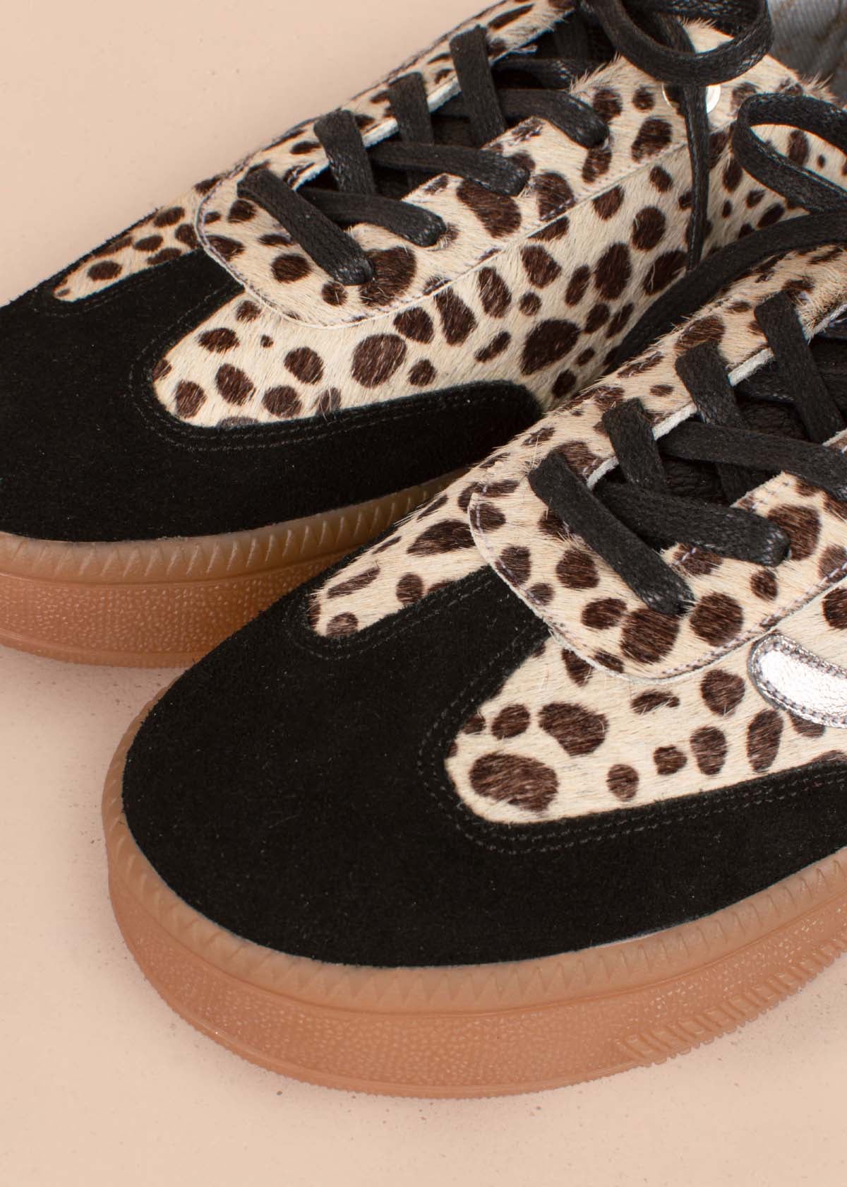 Tenis casuales en cuero color negro y cuero con pelo animal print 105165