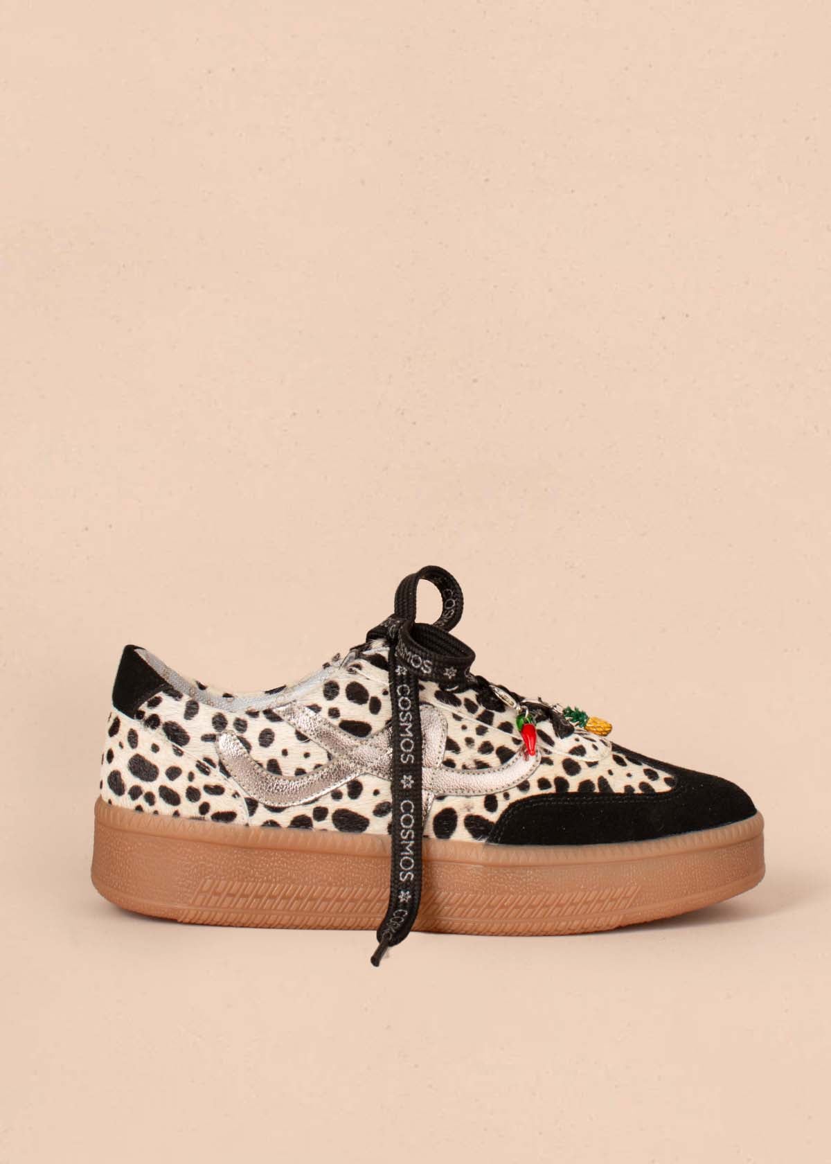 Tenis casuales en cuero color negro con charms de frutas 105168