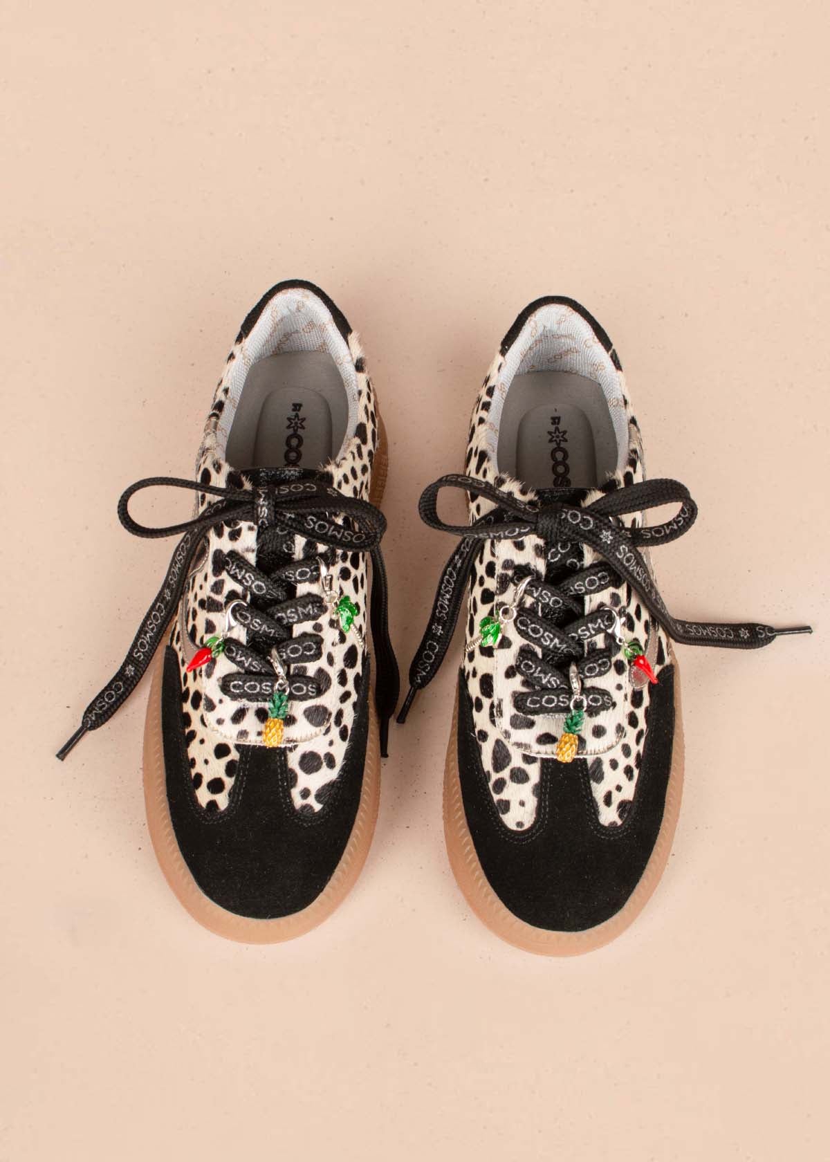 Tenis casuales en cuero color negro con charms de frutas 105168