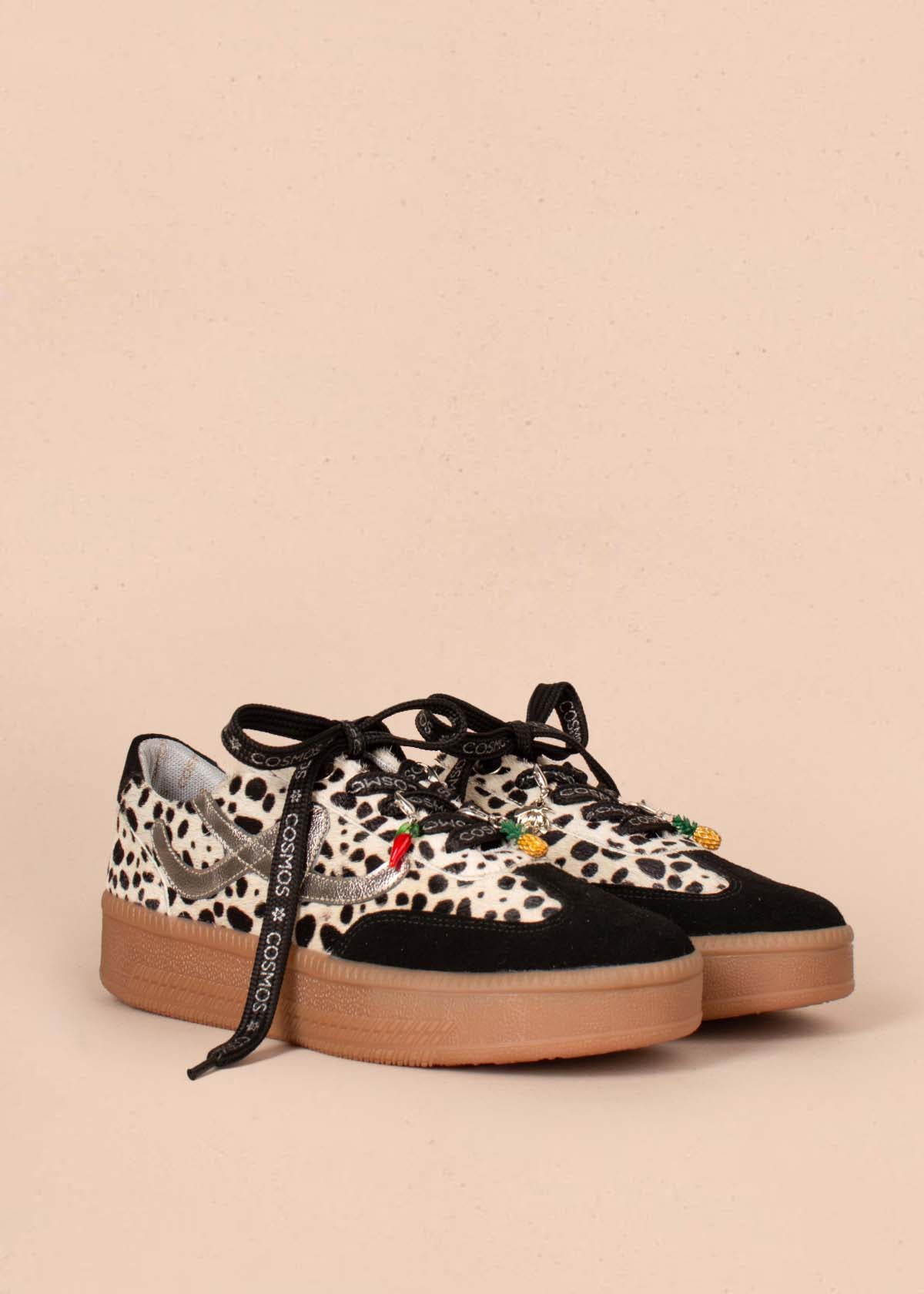 Tenis casuales en cuero color negro con charms de frutas 105168