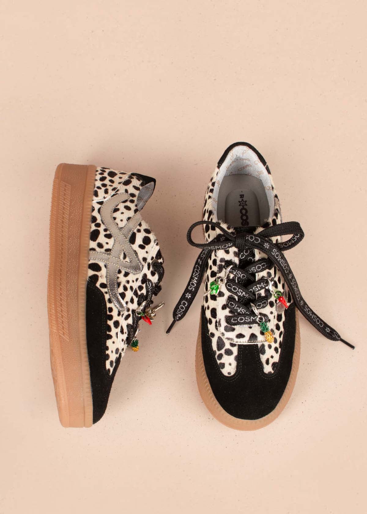 Tenis casuales en cuero color negro con charms de frutas 105168