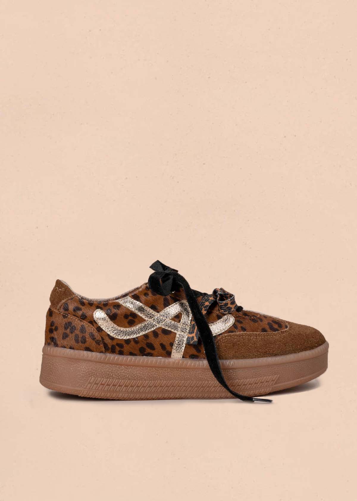 Tenis casuales en cuero color miel con charms animal print 105169