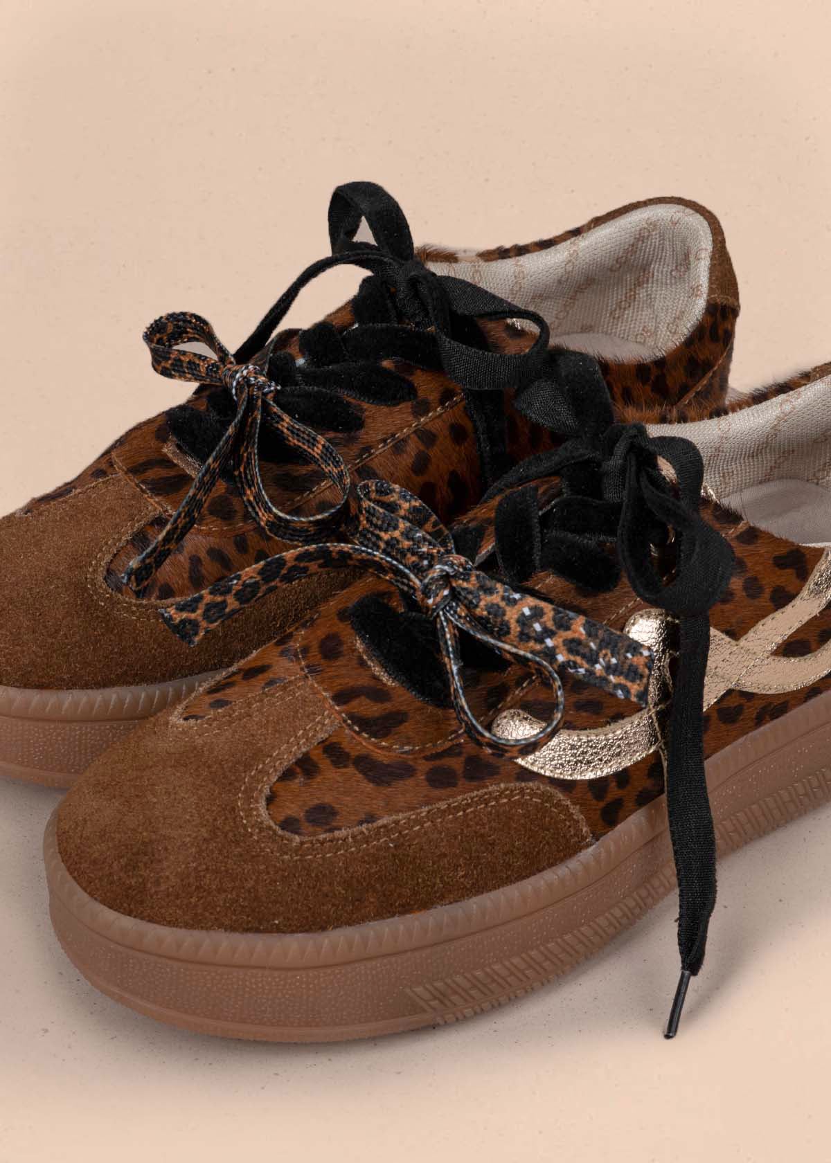 Tenis casuales en cuero color miel con charms animal print 105169