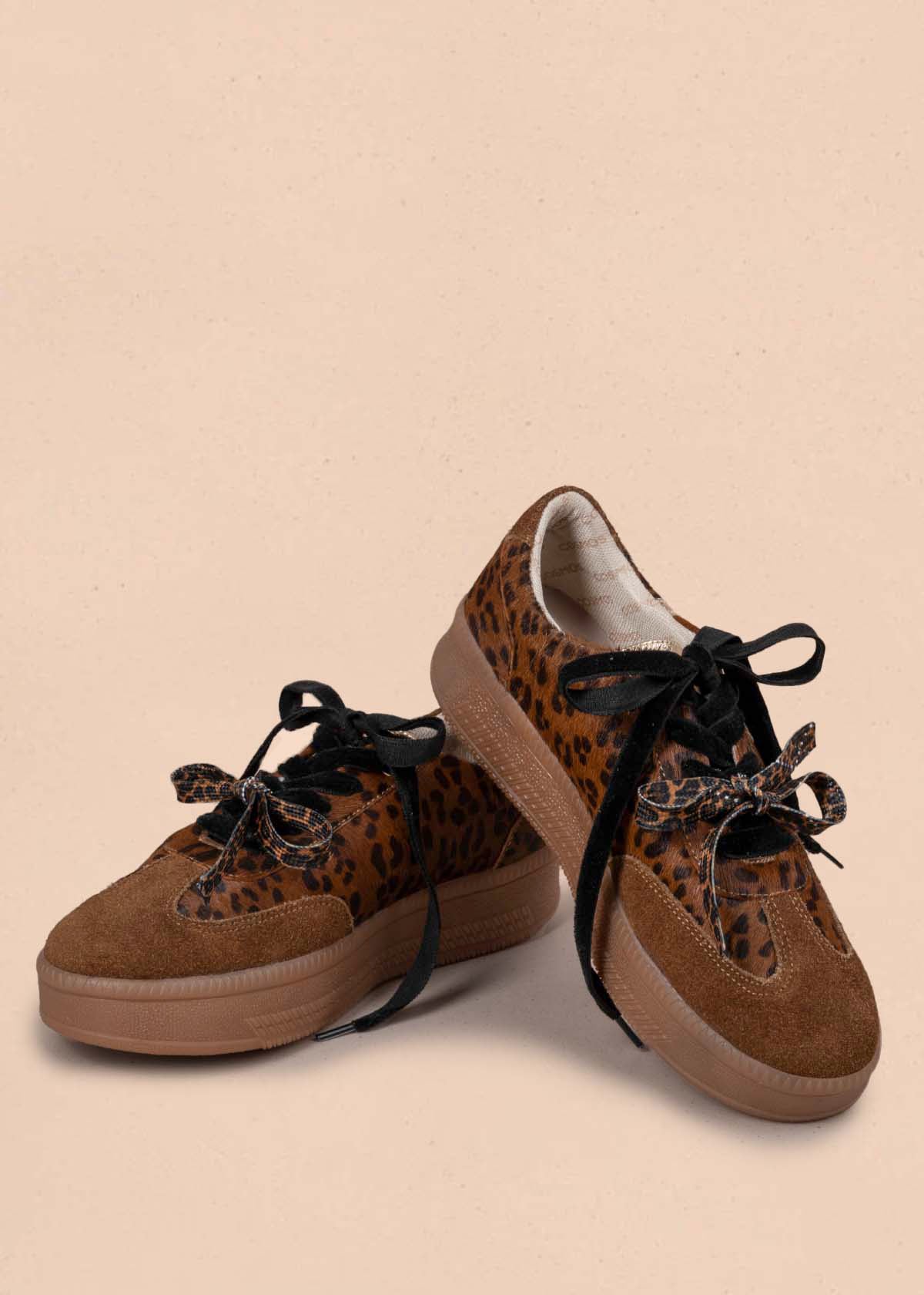 Tenis casuales en cuero color miel con charms animal print 105169