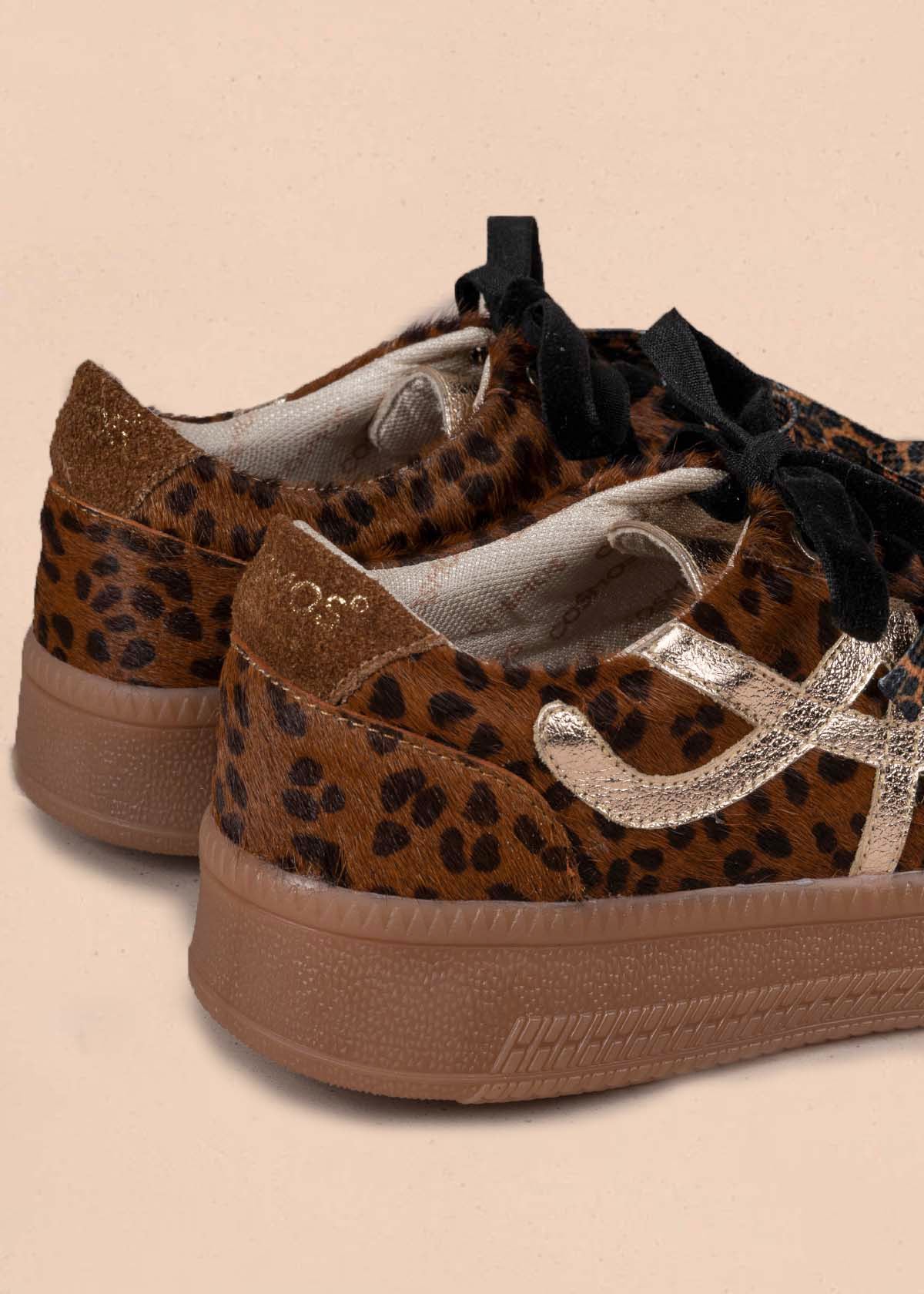 Tenis casuales en cuero color miel con charms animal print 105169