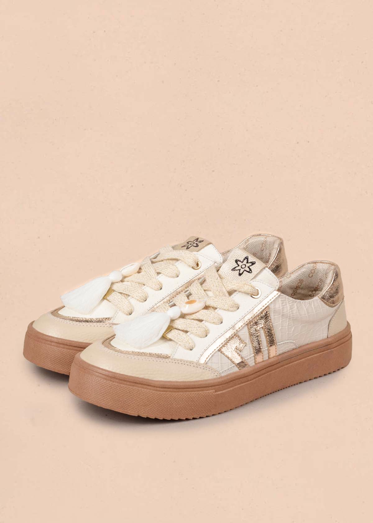 Tenis casuales en cuero color beige con borla de hilo 105170