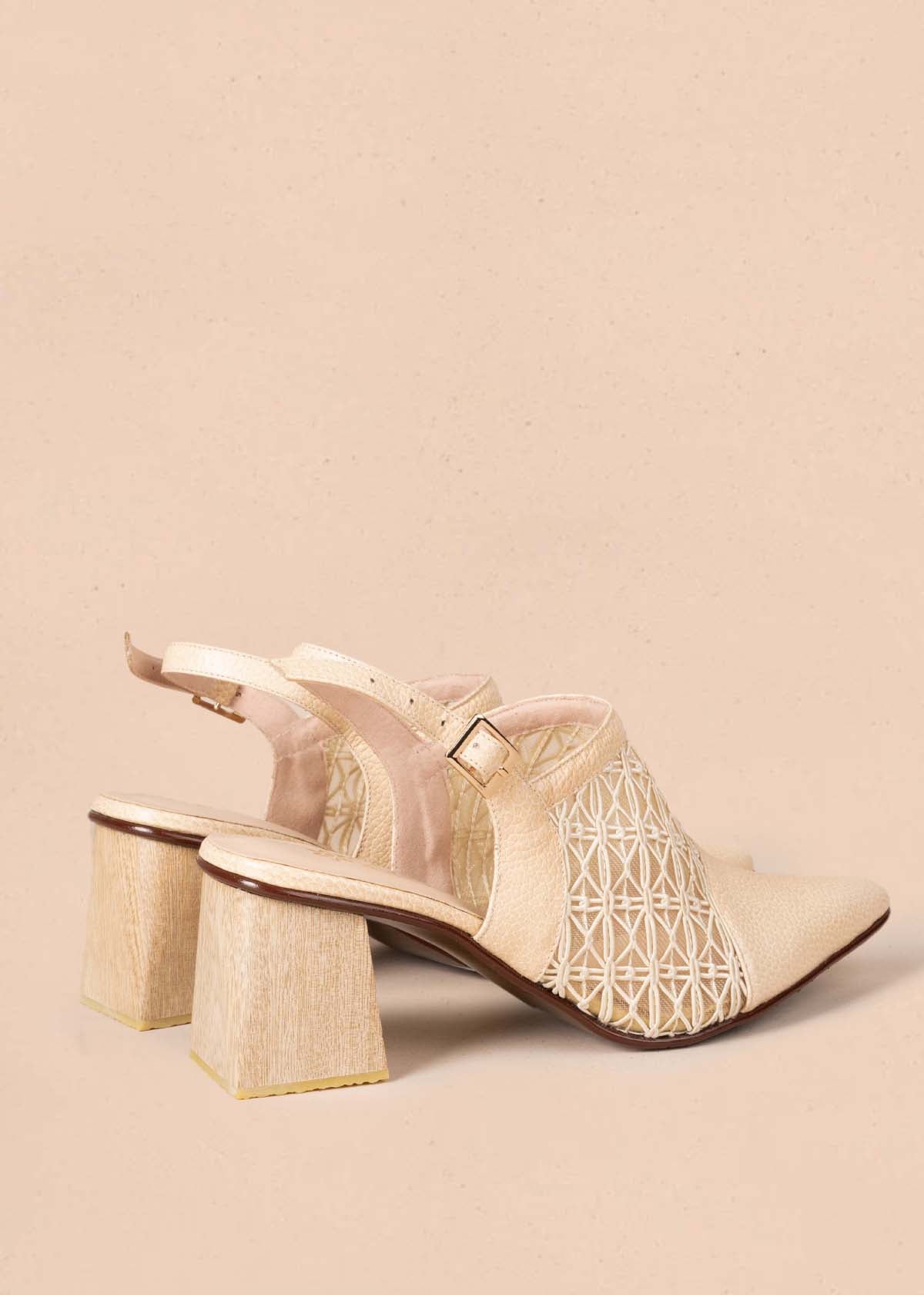 Tacones trabilla en cuero color beige 105177